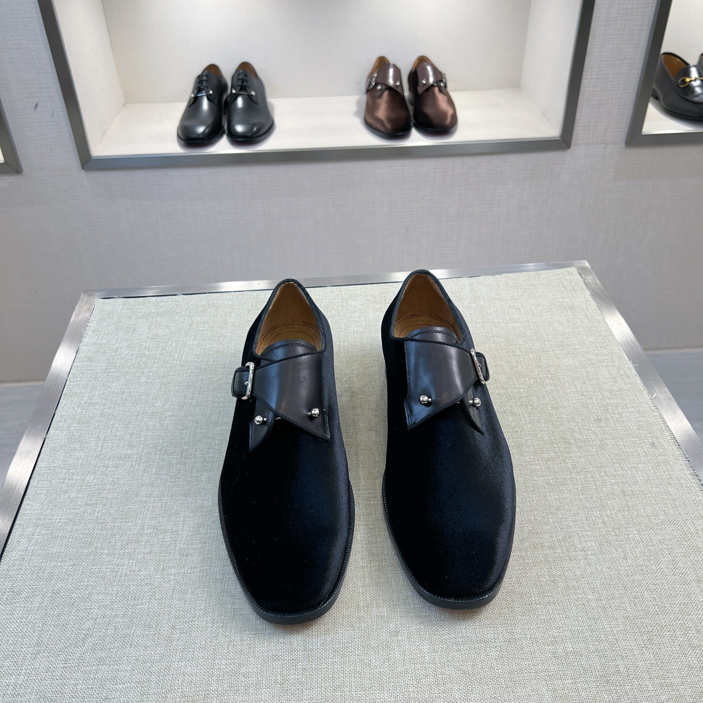 NO:679689,[C L*] High-end boutique material - fabric original imported cowhide with original fasteners. The inner feet are all water-dyed cowhide. Original genuine leather red sole. Refreshing and fashionable. The upper design is simple, elegant and noble. Solid color but not simple. Top-grade fabrics. Exquisite craftsmanship is especially evident in the details. The distinctive leather red sole style is eye-catching. Size 39-44 (38,45 customization is non-refundable and non-exchangeable),,cowhide19860909【C L*】 高端精品 材质-面料原版进口牛皮搭配原单扣件 内里垫脚均用水染牛皮 原版真皮红底 清爽时尚一族,鞋面设计简洁优雅高贵纯色而不简单,顶级面料, 精湛工艺技术在细节处体现尤为明显 特色真皮红底风格使人眼前一亮 Size 39-44（38,45定制不退不换）,,cowhide,Men's shoes