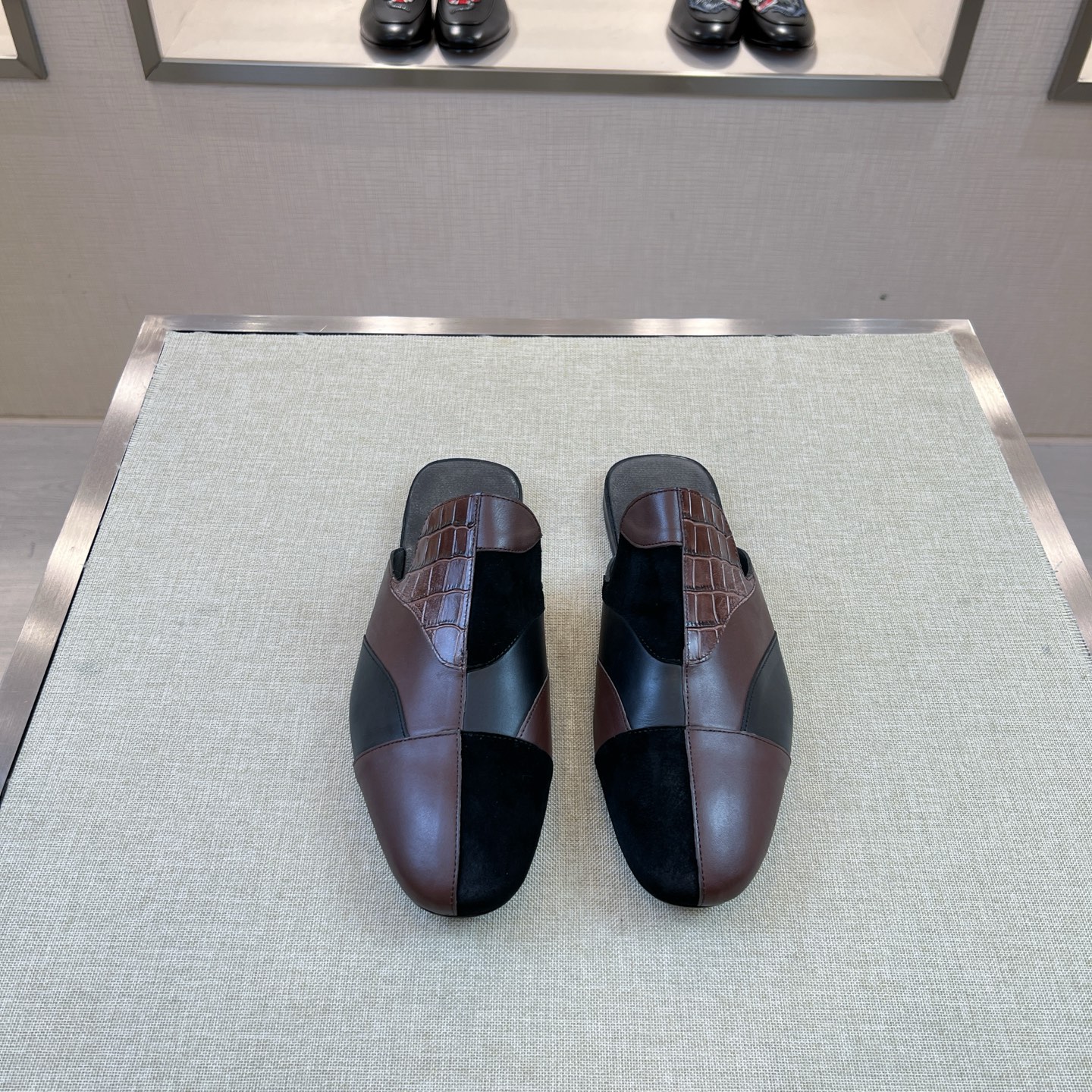 NO:711558,[B*] Original order - High-end quality fashionable semi-drag - New product purchase level - Material - Original imported calfskin, with hand-woven - Inner feet water-dyed cowhide - Original genuine leather outsole Size 39-44 (38,45 customization is non-refundable and non-exchangeable) -,,cowhide,Leather soles19860909【B*】原单 -高端品质 时尚半拖 -新品代购级别 -材质-原版进口小牛皮 ,配手工编织 -内里垫脚 水染牛皮 -原版真皮大底 Size 39-44（38,45定制不退不换） -,,cowhide,Leather soles,Men's shoes