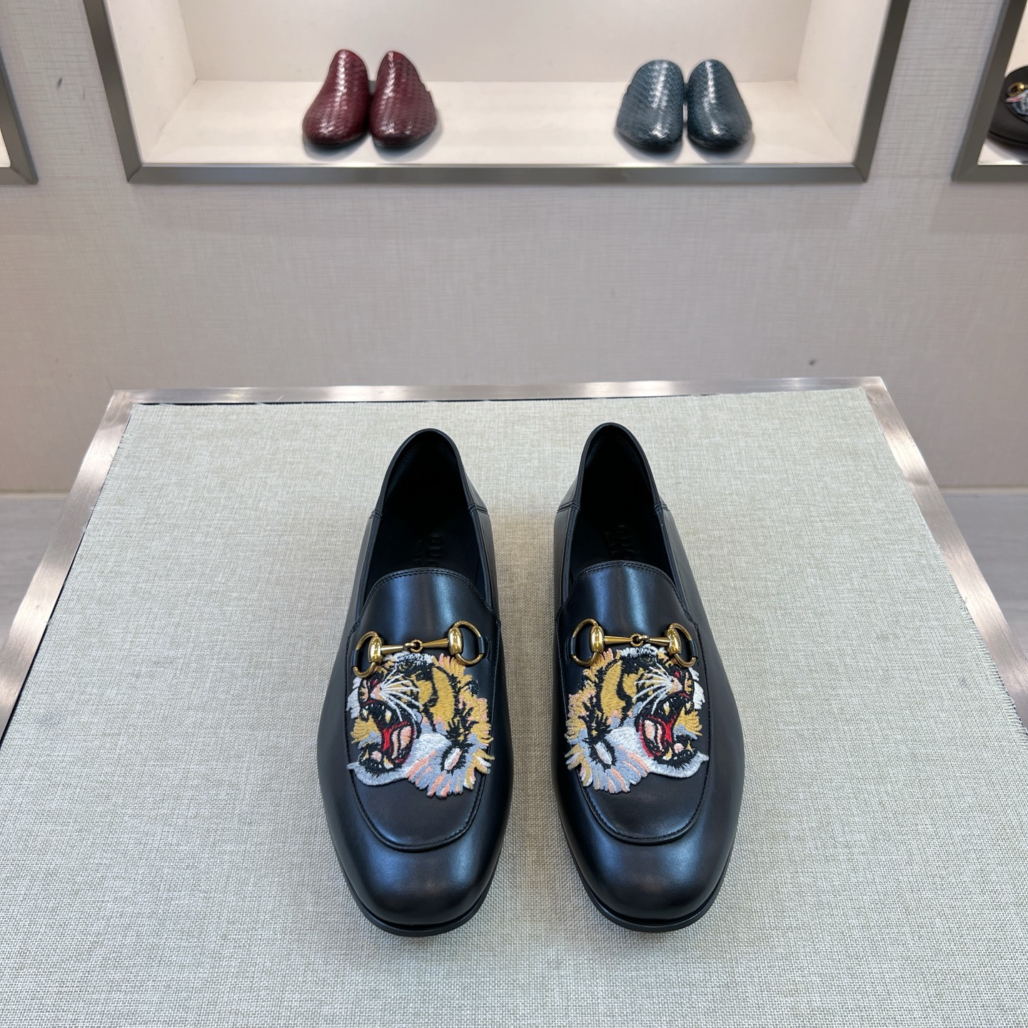 NO:711559,[G*] Original order - High-end quality fashionable half-flop - New loafers, purchase level - Material - Original imported calfskin - Inner foot pads, water-dyed cowhide - Original genuine leather outsole - Classic fasteners, definitely one of the highlights. Match as you like Size 39-44 (38, 45, 46 customized, non-refundable) -,, loafers, cowhide, Leather soles19860909【G*】原单 -高端品质 时尚半拖 -新品乐福鞋,代购级别 -材质-原版进口小牛皮 -内里垫脚 水染牛皮 -原版真皮大底 -经典的扣件,绝对是亮点之一.随意搭配 Size 39-44（38,45,46定制不退不换） -,,loafers,cowhide,Leather soles,Men's shoes