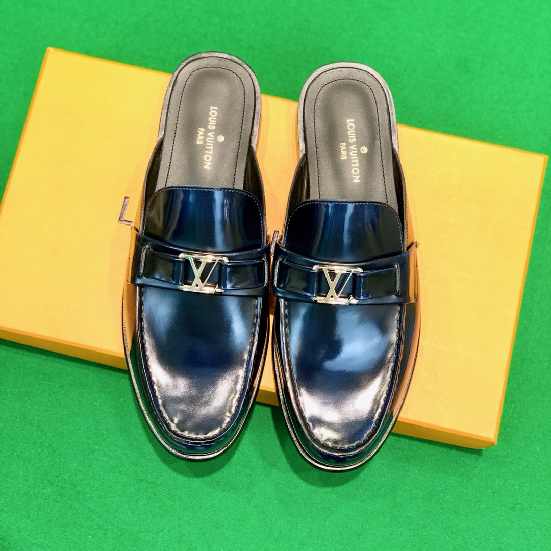 NO:938482,[L*] -High-end quality original fashion semi-trailer -Original imported calfskin -The inner feet are made of top-grade cowhide, original genuine leather outsole -High-quality leather surface matched with original fasteners, full of charm -Size 39-44 (38, 45, 46 customized, non-returnable and non-exchangeable) -,,cowhide,Leather soles19860909【L*】 -高端品质 原单 时尚半拖 -原版进口小牛皮 -内里垫脚均用顶级牛皮,原版真皮大底 -优质的皮面与原单的扣件搭配,魅力十足 -Size 39-44（38,45,46定制不退不换） -,,cowhide,Leather soles,Men's shoes