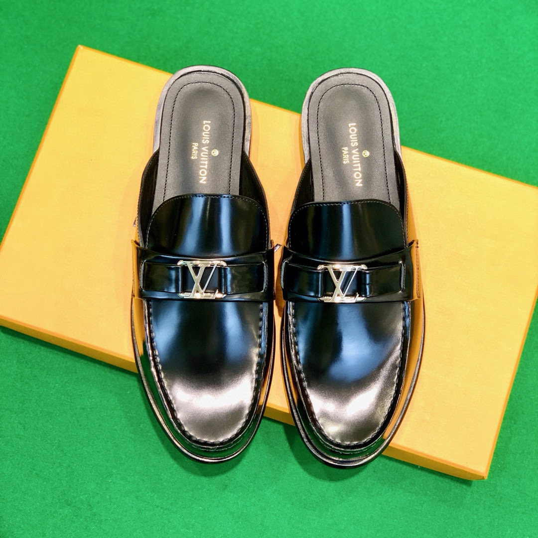 NO:743324,[L*] -High-end quality original fashion semi-trailer -Original imported calfskin -The inner feet are made of top-grade cowhide, original genuine leather outsole -High-quality leather surface matched with original fasteners, full of charm -Size 39-44 (38, 45, 46 customized, non-returnable and non-exchangeable) -,,cowhide,Leather soles19860909【L*】 -高端品质 原单 时尚半拖 -原版进口小牛皮 -内里垫脚均用顶级牛皮,原版真皮大底 -优质的皮面与原单的扣件搭配,魅力十足 -Size 39-44（38,45,46定制不退不换） -,,cowhide,Leather soles,Men's shoes