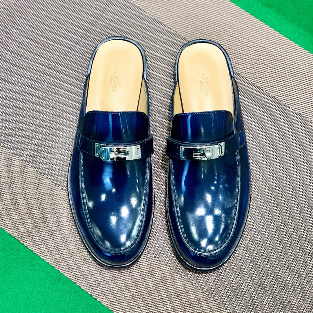 NO:938483,[H*] -High-end quality original order -Men's fashionable half-drag -Original imported calfskin -The inner feet are made of top-grade cowhide, original genuine leather outsole -High-quality leather surface and original fasteners, full of charm -Size 39-44 (38, 45, 46 customized, non-refundable and non-exchangeable) -,,cowhide,Leather soles19860909【H*】 -高端品质 原单 -男时尚半拖 -原版进口小牛皮 -内里垫脚均用顶级牛皮,原版真皮大底 -优质的皮面与原单的扣件搭配,魅力十足 -Size 39-44（38,45,46 定制不退不换） -,,cowhide,Leather soles,Men's shoes
