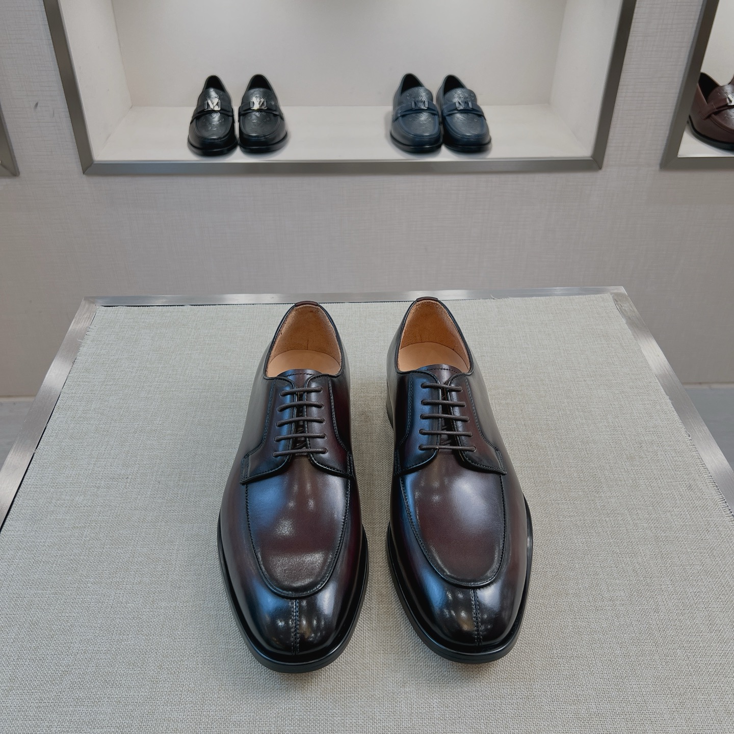 NO:679653,【F^】Original order, high-end quality, men's formal business leather shoes, original imported cowhide, purely hand-rubbed coloring process, water-dyed cowhide for foot pads inside, original custom-made leather outsole, Size 39-44,,cowhide,Leather soles19860909【F^】原单 高端品质 男士正装商务皮鞋 原版进口牛皮,纯手工擦色工艺 内里垫脚水染牛皮 原版订制真皮大底 Size 39-44,,cowhide,Leather soles,Men's shoes