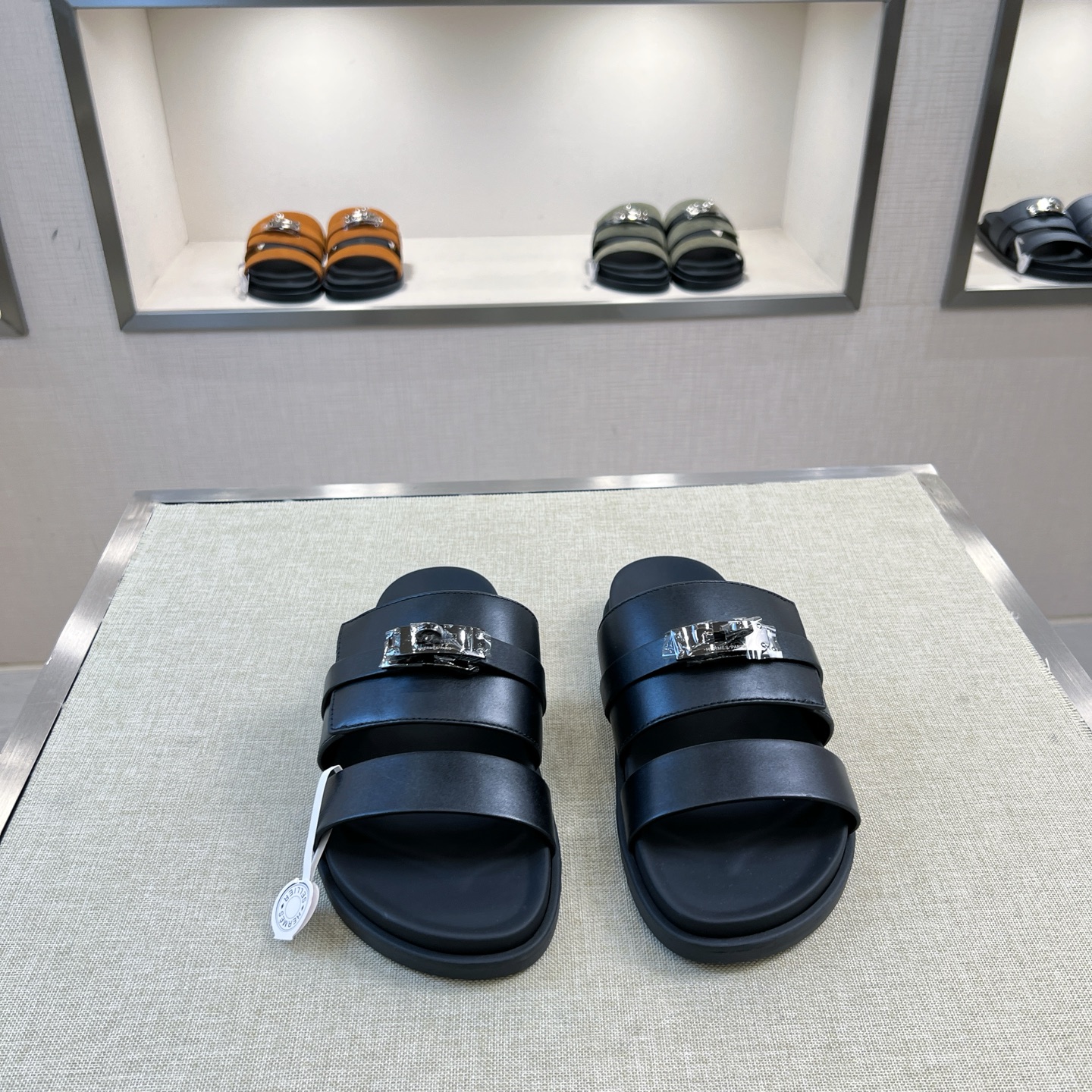 NO:756006,[H*] - New H drag products - High-end boutique, purchasing agent level - Upper material, original imported cowhide - All linings are made of cowhide - Full cowhide foot pads - Original outsole, extremely comfortable -Size 39-44 (38, 45, 46 customized, non-refundable and non-exchangeable) -,,cowhide19860909【H*】 - H拖新品 -高端精品,代购级别 -鞋面材质,原版进口牛皮 -内里均用牛皮 -全牛皮包垫脚 -原版大底,,极度舒适 -Size 39-44（38,45,46定制不退不换） -,,cowhide,Men's shoes