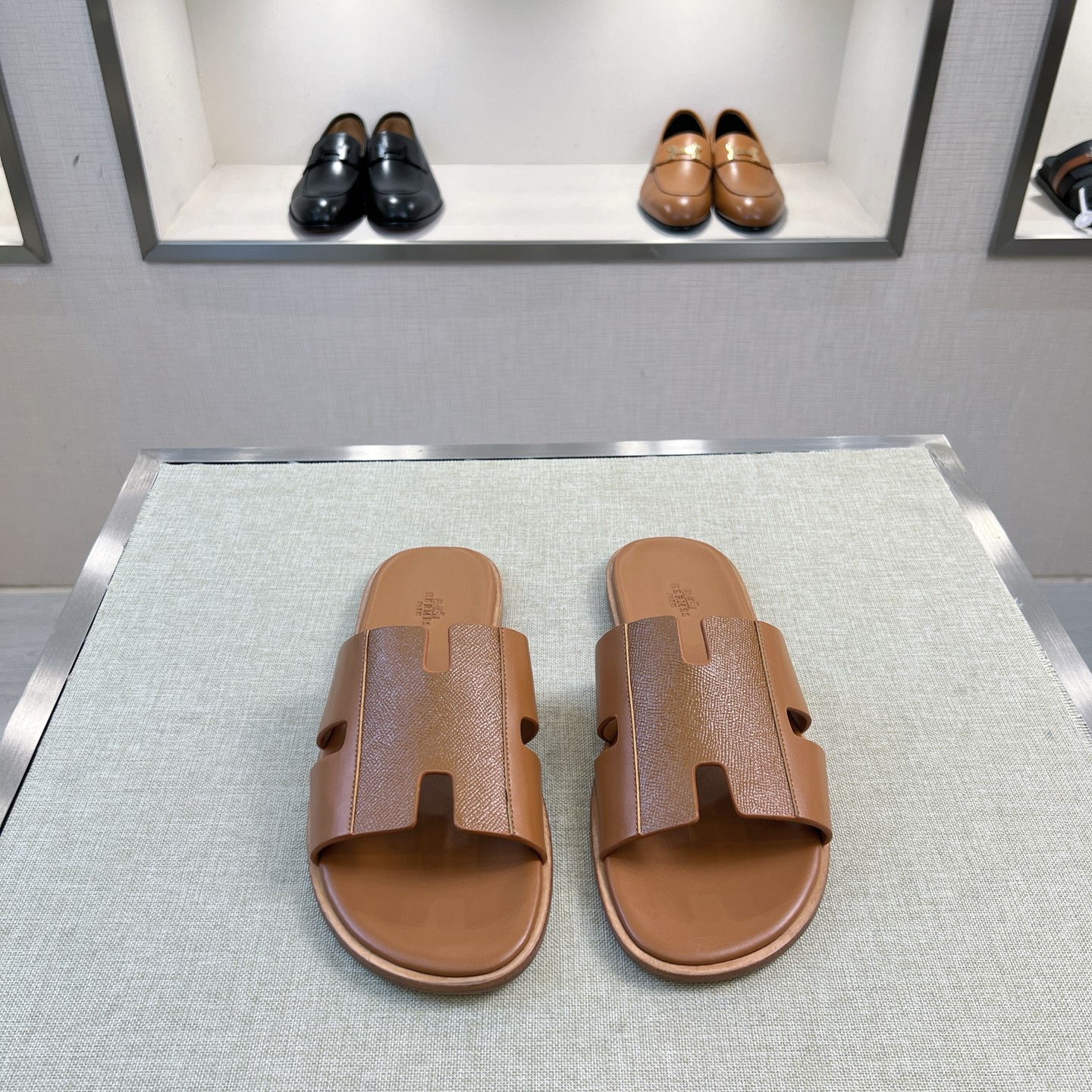 NO:756015,[H*] - Simultaneous sale at the sandals counter - High-end boutique, purchasing agent level - Upper material, original imported cowhide - Internal foot pads are all imported cowhide - Full cowhide midsole - Original leather outsole with leather welt, extremely comfortable -Size 39-44 (38, 45, 46 customized, non-refundable and non-exchangeable) -,,cowhide,Leather soles19860909【H*】 -凉拖专柜同步发售 -高端精品,代购级别 -鞋面材质,原版进口牛皮 -内里垫脚均用进口牛皮 -全牛皮包中底 -原版真皮大底配真皮沿条边,极度舒适 -Size 39-44（38,45,46定制不退不换） -,,cowhide,Leather soles,Men's shoes