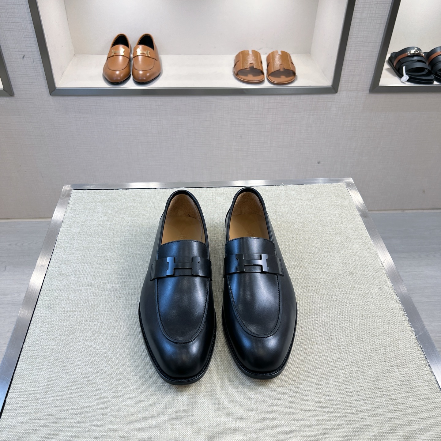 NO:679845,[H*] -High-end quality original order -Original imported calfskin -The inner feet are made of top-grade cowhide, original genuine leather outsole -The high-quality leather surface is matched with the original fasteners, full of charm -Size 39-44 (38, 45, 46 customized, non-refundable and non-exchangeable) -,,cowhide,Leather soles19860909【H*】 -高端品质 原单 -原版进口小牛皮 -内里垫脚均用顶级牛皮,原版真皮大底 -优质的皮面与原单的扣件搭配,魅力十足 -Size 39-44（38,45,46 定制不退不换） -,,cowhide,Leather soles,Men's shoes