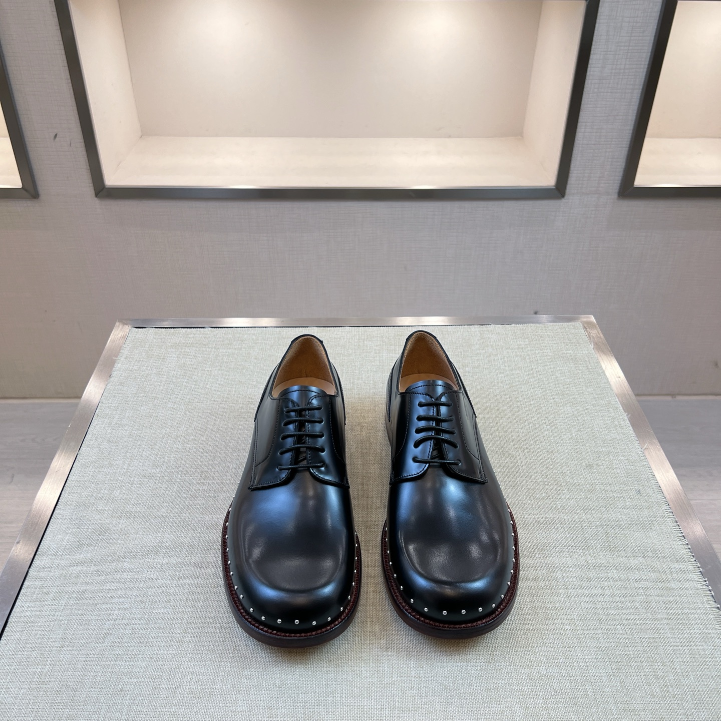 NO:697800,Dior/DIOR Carlo original order new men's loafers shipped officially on sale!  This Dior Carlo loafer reinterprets the elegant classic logo of Dior. It is carefully made of black polished cow leather. The leather is fine and translucent, tough and resistant to creases. The genuine leather sole is fitted with a rubber non-slip panel at the heel and incorporates Blake inseam technology. The loafer style is paired with a horizontal strap of the same material. It has a simple glossy square toe design. The style is fashionable and durable, and can be used in various occasions!  Comes with complete set of original packaging dust bag, code number 38-44, dior, dior, loafers, cowhide19860909迪奥/DIOR Carlo 原单 新款男士乐福鞋出货 正式发售！ 这款 Dior Carlo 乐福鞋重新诠释 Dior 优雅的经典标识.采用黑色抛光牛皮革精心制作,皮质细腻光泽透亮,韧性好耐折痕.真皮鞋底后跟贴合橡胶防滑镶片,融入布雷克内缝工艺,乐福鞋款式,搭配同材质横饰带,简约光面大方头设计,款式时尚耐看,可出入各种场合！配全套原包装防尘袋, 码数38-44,,dior,dior,loafers,cowhide,Men's shoes