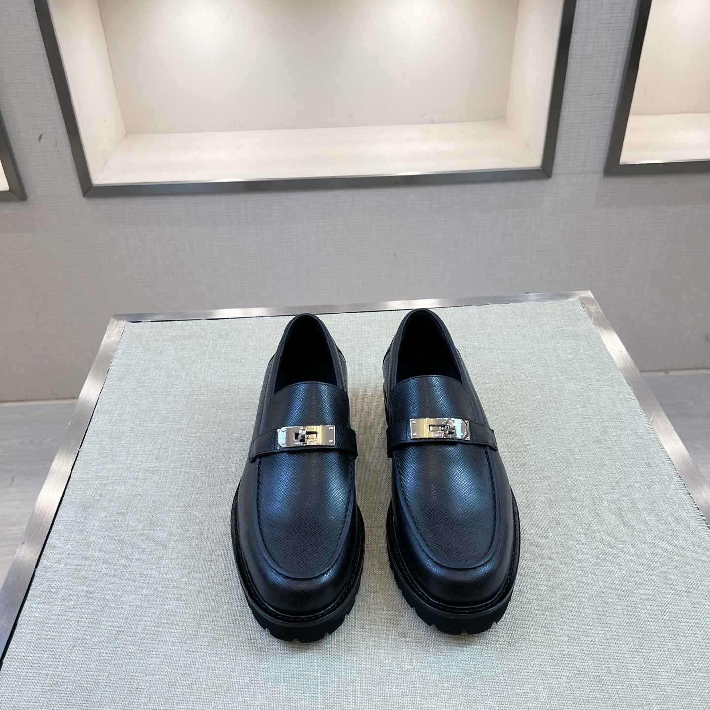 NO:679835,[H*] Original order - (Purchasing agent level) Exclusive aristocrat - New business men's leather shoes, newly launched - Classic fashion design concept, creating a unique flavor - Upper material, original imported cowhide - Top grade cowhide for lining feet - Original private model customized three-layer combination outsole -Size 39-44 (38,45 customization is non-refundable and non-exchangeable) -,,cowhide19860909【H*】原单 -（代购 级别）专属贵族 -新品 商务男士皮鞋,重磅推出 -经典时尚设计的理念,创造出具有独特风味 -鞋面材质,原版进口牛皮 -内里垫脚顶级牛皮 -原版私模定制三层组合大底 -Size 39-44（38,45定制不退不换） -,,cowhide,Men's shoes