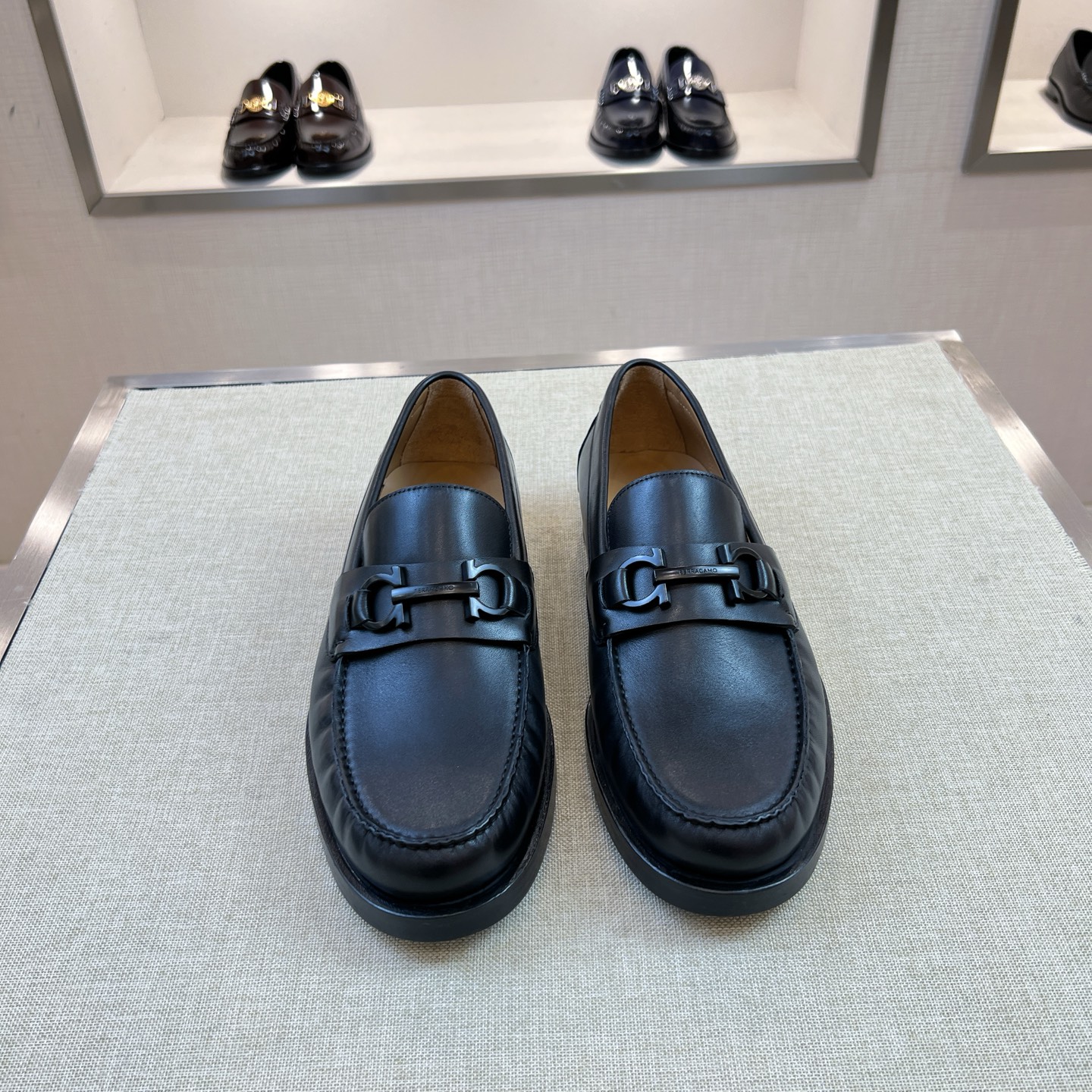 NO:679578,[F*] -High-end quality original order -Original imported cowhide -The inner feet are made of top-grade cowhide, -Original leather outsole -High-quality leather surface matched with original fasteners, full of charm -Size 39-44 (38,45 customization is non-refundable and non-exchangeable) -,,cowhide,Leather soles19860909【F*】 -高端品质 原单 -原版进口牛皮 -内里垫脚均用顶级牛皮, -原版真皮大底 -优质的皮面与原单的扣件搭配,魅力十足 -Size 39-44（38,45定制不退不换） -,,cowhide,Leather soles,Men's shoes