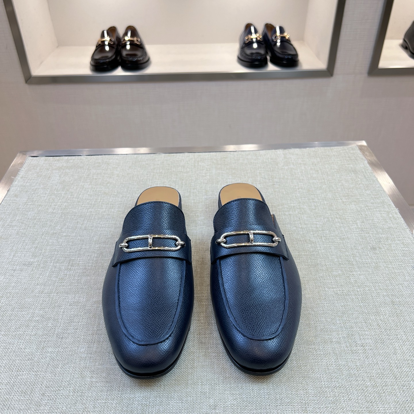 NO:711560,[H*] -High-end quality original order -Men's fashionable half-drag -Original imported calfskin -The inner feet are made of top-grade cowhide, original genuine leather outsole -High-quality leather surface and original fasteners, full of charm -Size 39-44 (38, 45, 46 customized, non-returnable and non-exchangeable) -,,cowhide,Leather soles19860909【H*】 -高端品质 原单 -男时尚半拖 -原版进口小牛皮 -内里垫脚均用顶级牛皮,原版真皮大底 -优质的皮面与原单的扣件搭配,魅力十足 -Size 39-44（38,45,46 定制不退不换） -,,cowhide,Leather soles,Men's shoes