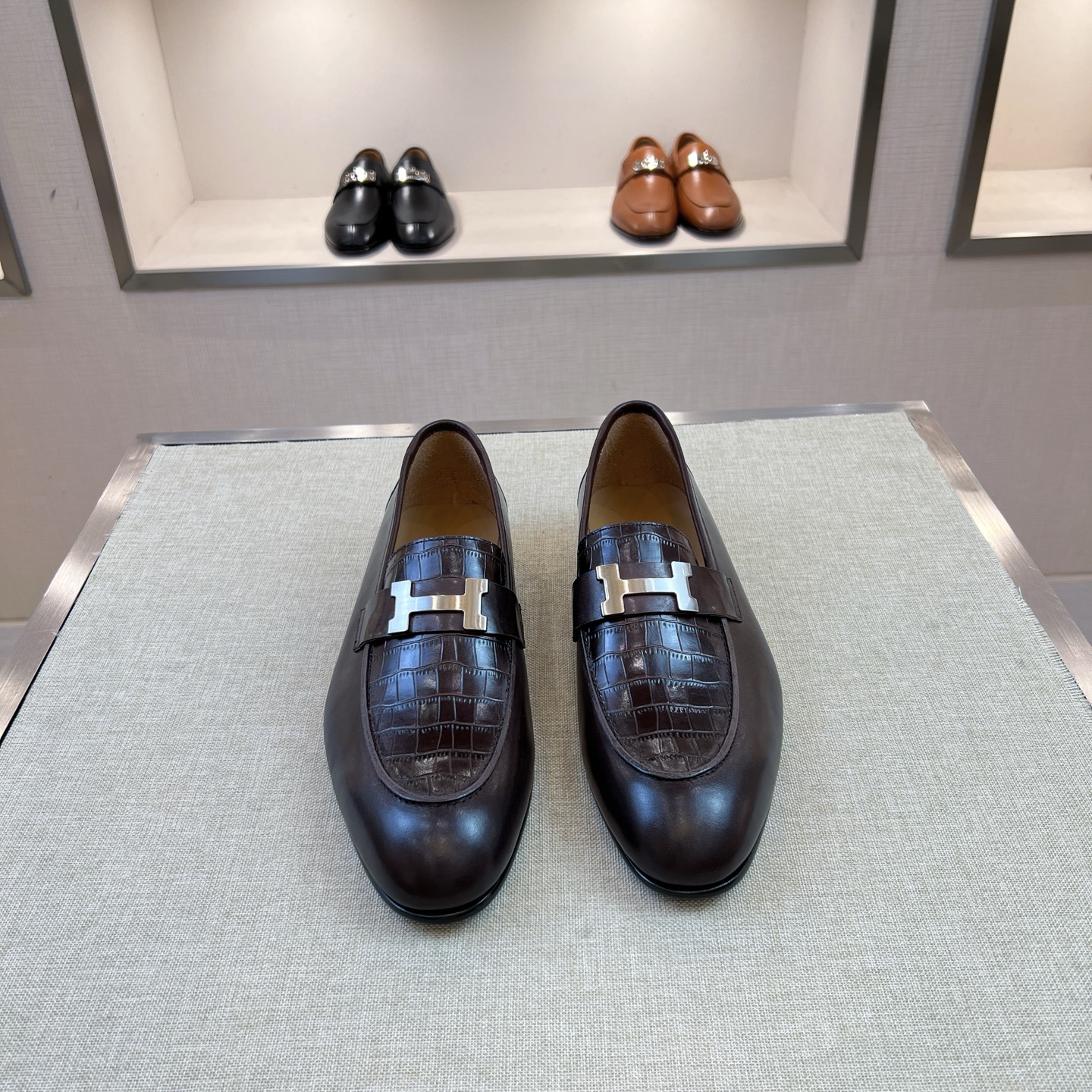 NO:679842,[H*] -High-end quality original order -Original imported cowhide -The inner feet are made of top-grade cowhide, original genuine leather outsole -The high-quality leather surface is matched with the original fasteners, full of charm -Size 39-44 (38, 45, 46 customization is non-refundable and non-exchangeable) -,,cowhide,Leather soles19860909【H*】 -高端品质 原单 -原版进口牛皮 -内里垫脚均用顶级牛皮,原版真皮大底 -优质的皮面与原单的扣件搭配,魅力十足 -Size 39-44（38,45,46定制不退不换） -,,cowhide,Leather soles,Men's shoes