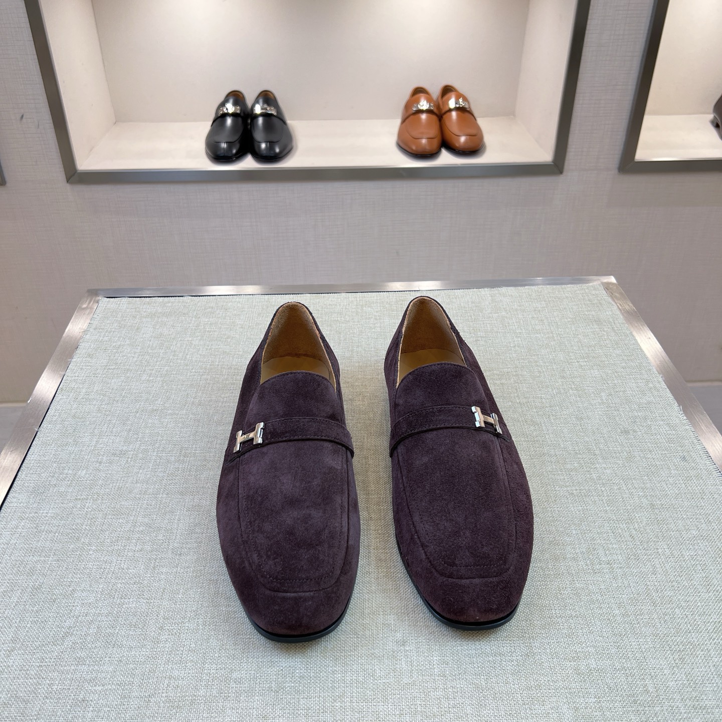 NO:679837,[H*] -High-end quality original order -Original imported cowhide -The inner feet are made of top-grade cowhide, original genuine leather outsole -The high-quality leather surface is matched with the original fasteners, full of charm -Size 39-44 (38, 45, 46 customization is non-refundable and non-exchangeable) -,,cowhide,Leather soles19860909【H*】 -高端品质 原单 -原版进口牛皮 -内里垫脚均用顶级牛皮,原版真皮大底 -优质的皮面与原单的扣件搭配,魅力十足 -Size 39-44（38,45,46定制不退不换） -,,cowhide,Leather soles,Men's shoes