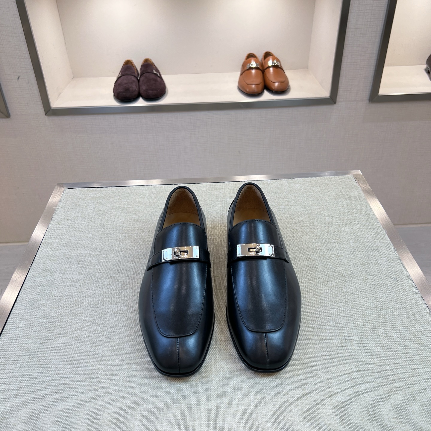 NO:679847,[H*] Original order - High-end quality - Original imported calfskin - The inner feet are made of top-grade cowhide, - Original genuine leather outsole - High-quality leather surface matched with original fasteners, full of charm -Size 39-44 (38, 45, 46 customized, non-returnable and non-exchangeable) -,,cowhide,Leather soles19860909【H*】原单 -高端品质 -原版进口小牛皮 -内里垫脚均用顶级牛皮, -原版真皮大底 -优质的皮面与原单的扣件搭配,魅力十足 -Size 39-44（38,45,46 定制不退不换） -,,cowhide,Leather soles,Men's shoes