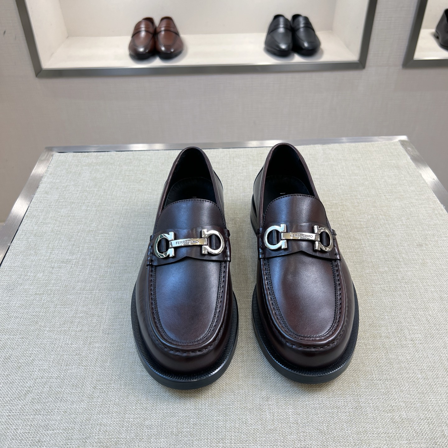 NO:679704,[F*] Original order - High quality, - Loafers - Upper material, imported cowhide, with original fasteners - Inner foot pads are all made of imported cowhide - Original customized leather outsole, -Size 39-44 (38,45. Customized, non-refundable and non-exchangeable) -,,loafers,cowhide,Leather soles19860909【F*】原单 -高品质, -乐福鞋 -鞋面材质,进口牛皮,搭配原单扣件 -内里垫脚 均用进口牛皮 -原版定制真皮大底, -Size 39-44（38,45.订制不退不换） -,,loafers,cowhide,Leather soles,Men's shoes