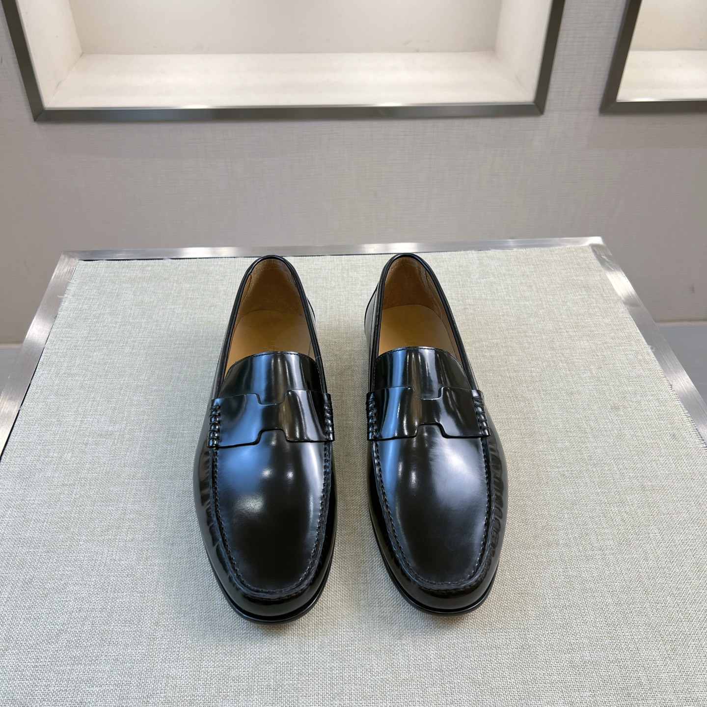 NO:679868,[H*] Original order - High-end quality - Original imported calfskin - The inner feet are made of top-grade cowhide, - Original genuine leather outsole - High-quality leather surface matched with original fasteners, full of charm -Size 39-44 (38, 45, 46 customized, non-returnable and non-exchangeable) -,,cowhide,Leather soles19860909【H*】原单 -高端品质 -原版进口小牛皮 -内里垫脚均用顶级牛皮, -原版真皮大底 -优质的皮面与原单的扣件搭配,魅力十足 -Size 39-44（38,45,46 定制不退不换） -,,cowhide,Leather soles,Men's shoes