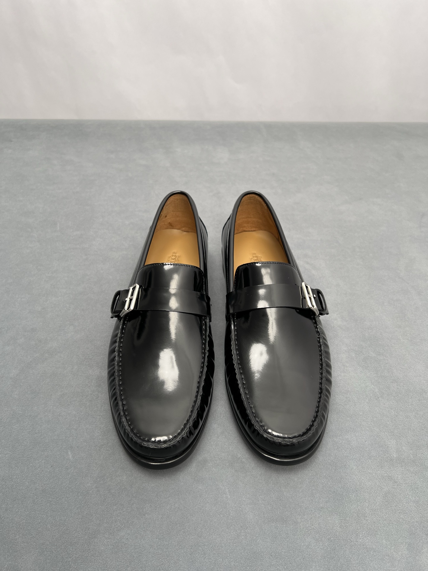 NO:679745,[H*] Original order New product - High-end quality - Original imported calfskin - The inner feet are made of top-grade cowhide, original genuine leather outsole - High-quality leather surface matched with the original fasteners, full of charm -Size 39-44 (38, 45, 46 customized, non-returnable and non-exchangeable) -,,cowhide,Leather soles19860909【H*】原单 新品 -高端品质 -原版进口小牛皮 -内里垫脚均用顶级牛皮,原版真皮大底 -优质的皮面与原单的扣件搭配,魅力十足 -Size 39-44（38,45,46 定制不退不换） -,,cowhide,Leather soles,Men's shoes