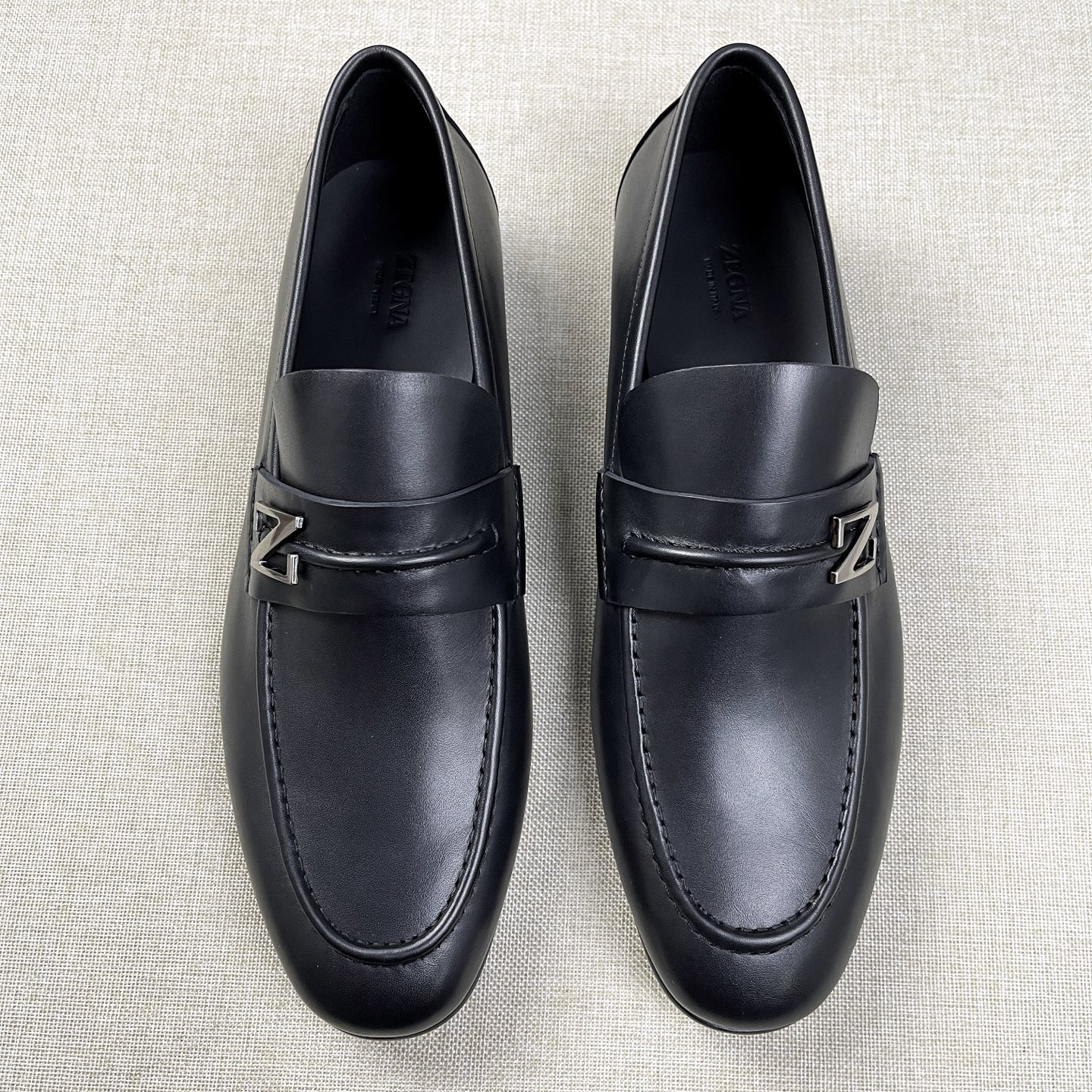 NO:679871,[Z*] Original order New product - High-end quality - Original imported calfskin - Top-grade cowhide is used for the inner feet - Original genuine leather outsole - High-quality leather surface matched with original fasteners, full of charm -Size 39-44 (38, 45, 46 customized, non-returnable and non-exchangeable) -,,cowhide,Leather soles19860909【Z*】原单 新品 -高端品质 -原版进口小牛皮 -内里垫脚均用顶级牛皮 -原版真皮大底 -优质的皮面与原单的扣件搭配,魅力十足 -Size 39-44（38,45,46 定制不退不换） -,,cowhide,Leather soles,Men's shoes