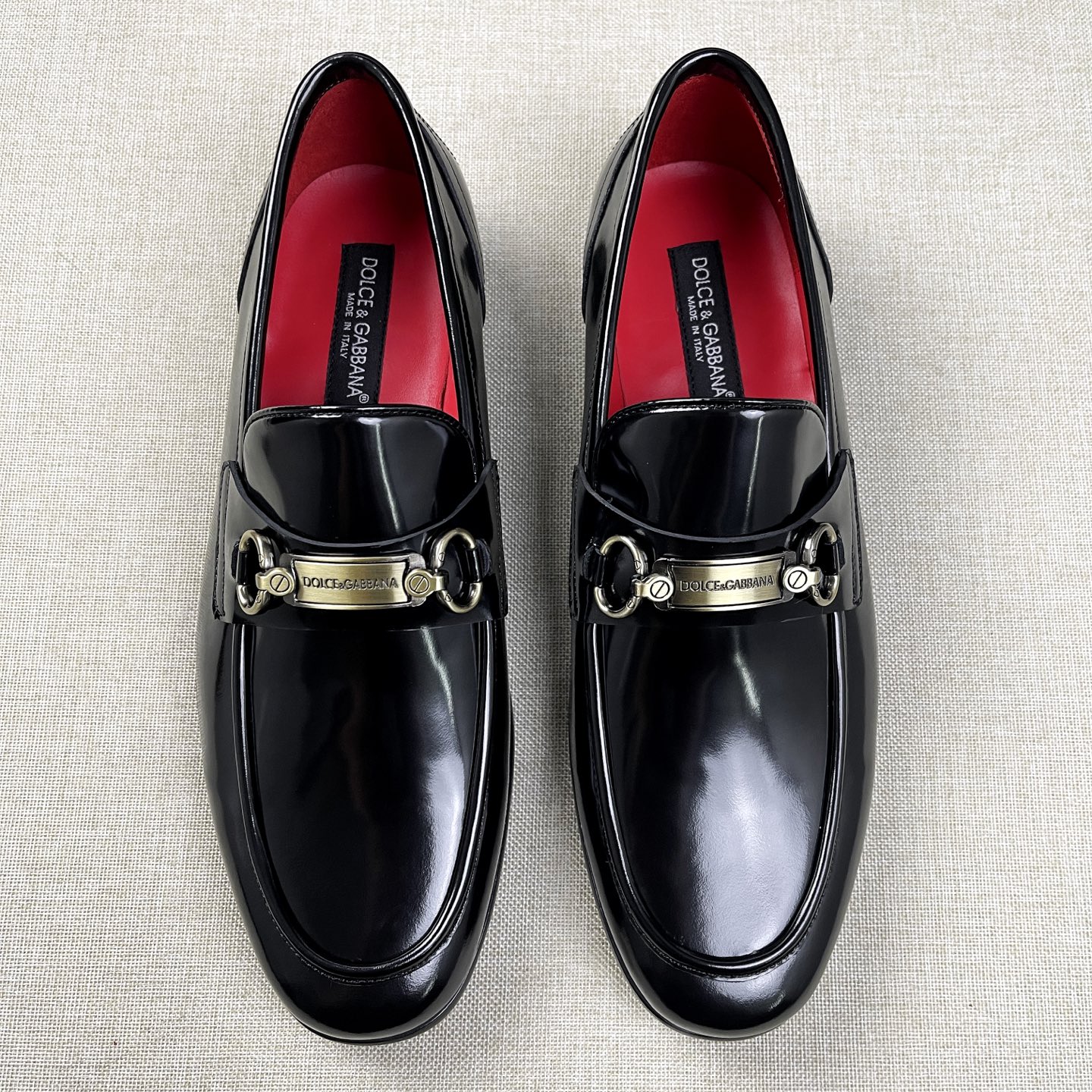 NO:679611,[DG] Original order New product - High-end quality - Original imported calfskin - Top-grade cowhide is used for the inner feet - Original genuine leather outsole - High-quality leather surface and original fasteners, full of charm -Size 39-44 (38, 45, 46 customized, non-refundable and non-exchangeable) -,,cowhide,Leather soles19860909【DG】原单 新品 -高端品质 -原版进口小牛皮 -内里垫脚均用顶级牛皮 -原版真皮大底 -优质的皮面与原单的扣件搭配,魅力十足 -Size 39-44（38,45,46 定制不退不换） -,,cowhide,Leather soles,Men's shoes