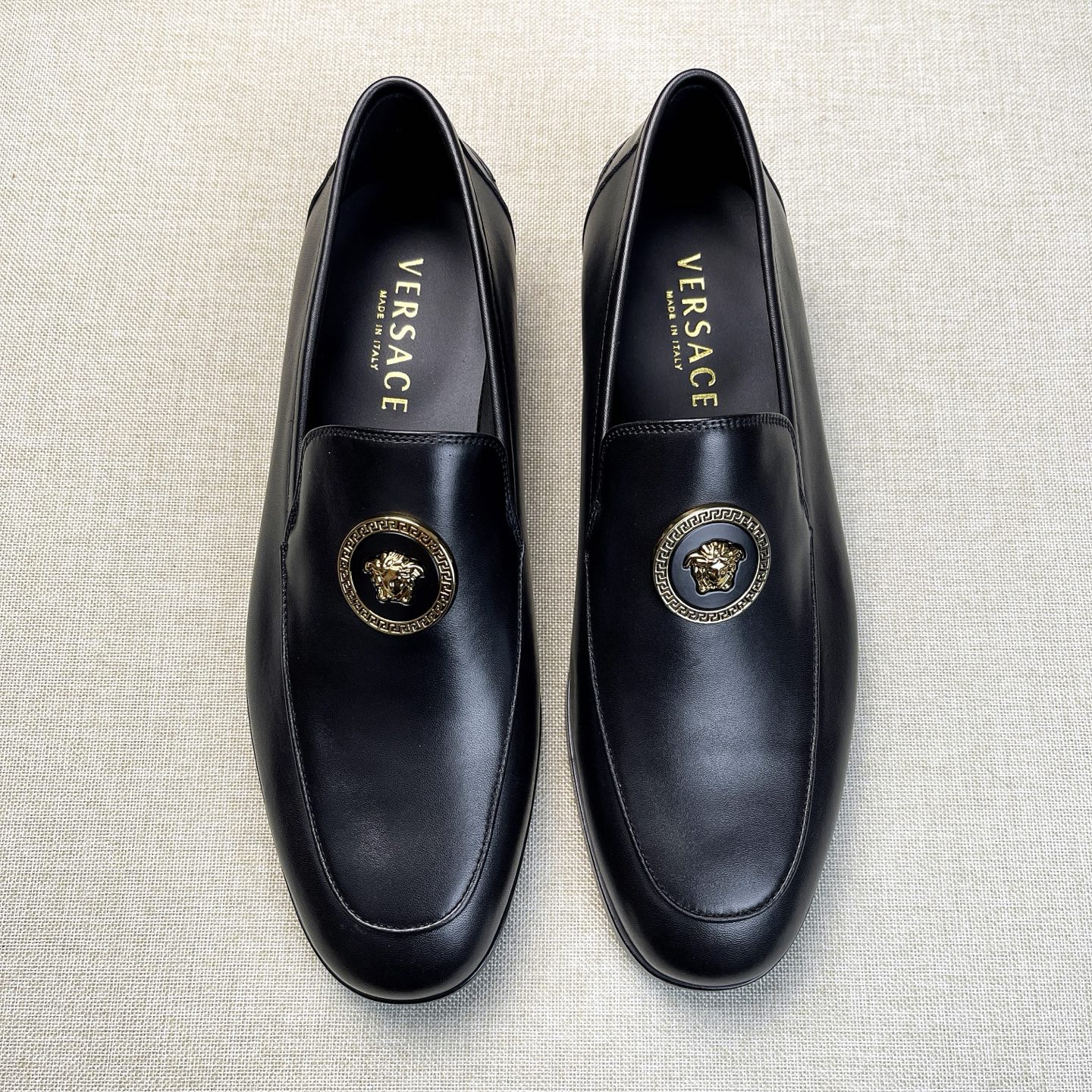 NO:679878,[VERSACE*] -High-end quality original order -Original imported cowhide -The inner feet are made of top-grade cowhide, -Original leather outsole -High-quality leather surface matched with original fasteners, full of charm -Size 39-44 (38, 45, 46 customization is non-returnable and non-exchangeable) -,,versace,cowhide,Leather soles19860909【VERSACE*】 -高端品质 原单 -原版进口牛皮 -内里垫脚均用顶级牛皮, -原版真皮大底 -优质的皮面与原单的扣件搭配,魅力十足 -Size 39-44（38,45,46定制不退不换） -,,versace,cowhide,Leather soles,Men's shoes