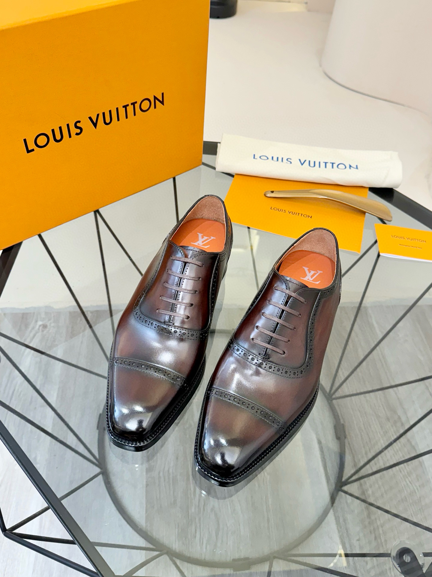 NO:679522,[L*] Original order - High-end quality - Gentleman's high-end style - Upper material, imported polished cowhide - Inner foot pads are all made of imported cowhide - Original genuine leather outsole -Size 39-44 (38, 45, 46 customized, non-returnable and non-exchangeable) -,,cowhide,Leather soles19860909【L*】原单 -高端品质 -绅士高端风所属 -鞋面材质,进口擦色牛皮 -内里垫脚 均用进口牛皮 -原版真皮大底 -Size 39-44（38,45,46订制不退不换） -,,cowhide,Leather soles,Men's shoes