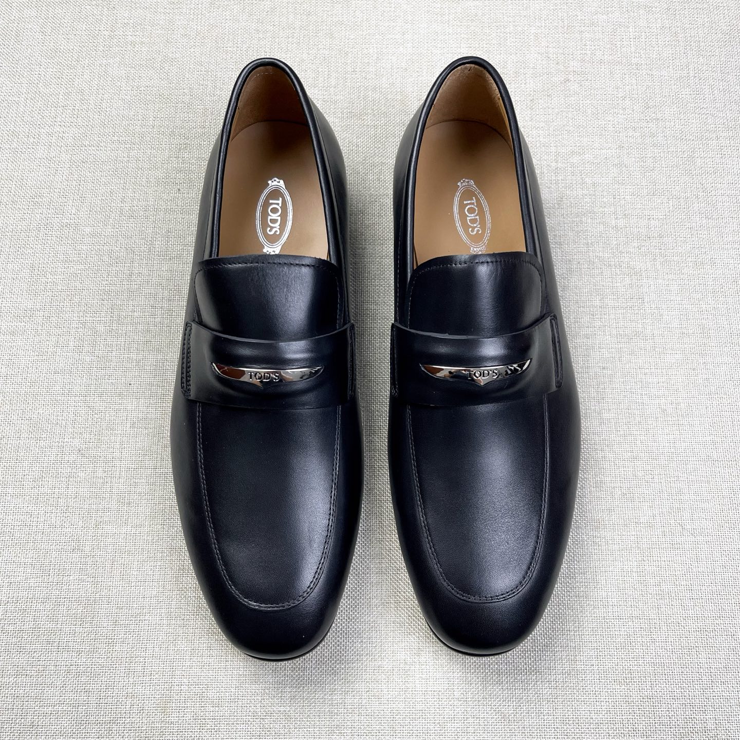 NO:679863,[TODS] Original order - High quality, - Loafers - Upper material, imported cowhide, with original fasteners - Inner foot pads are all made of imported cowhide - Original customized leather outsole, -Size 39-44 (38,45.46 customized, non-returnable and non-exchangeable) -,,Tod's,loafers,cowhide,Leather soles19860909【TODS】原单 -高品质, -乐福鞋 -鞋面材质,进口牛皮,搭配原单扣件 -内里垫脚 均用进口牛皮 -原版定制真皮大底, -Size 39-44（38,45.46订制不退不换） -,,Tod's,loafers,cowhide,Leather soles,Men's shoes