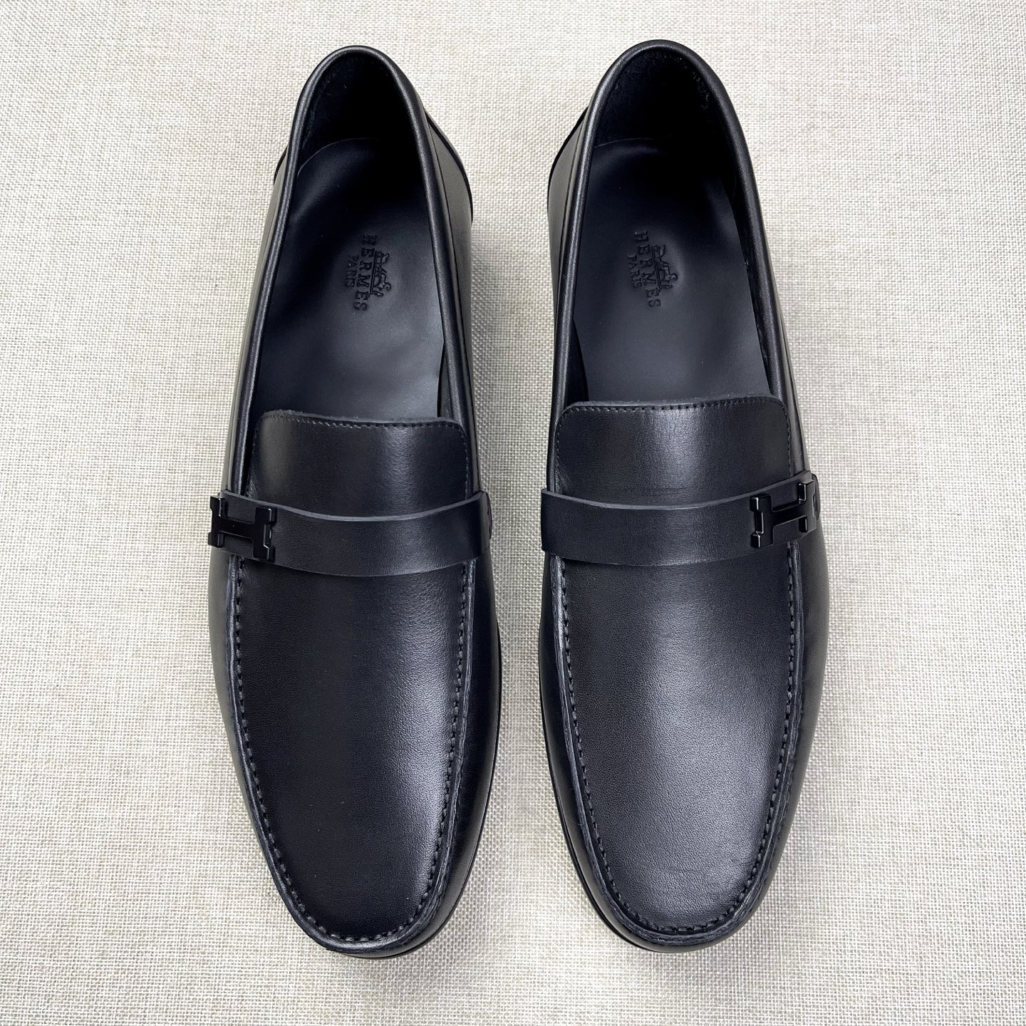 NO:679866,[H*] Original order New product - High-end quality - Original imported calfskin - Top-grade cowhide is used for the inner feet - Original genuine leather outsole - High-quality leather surface and original fasteners, full of charm -Size 39-44 (38, 45, 46 customized, non-returnable and non-exchangeable) -,,cowhide,Leather soles19860909【H*】原单 新品 -高端品质 -原版进囗小牛皮 -内里垫脚均用顶级牛皮 -原版真皮大底 -优质的皮面与原单的扣件搭配,魅力十足 -Size 39-44（38,45,46 定制不退不换） -,,cowhide,Leather soles,Men's shoes