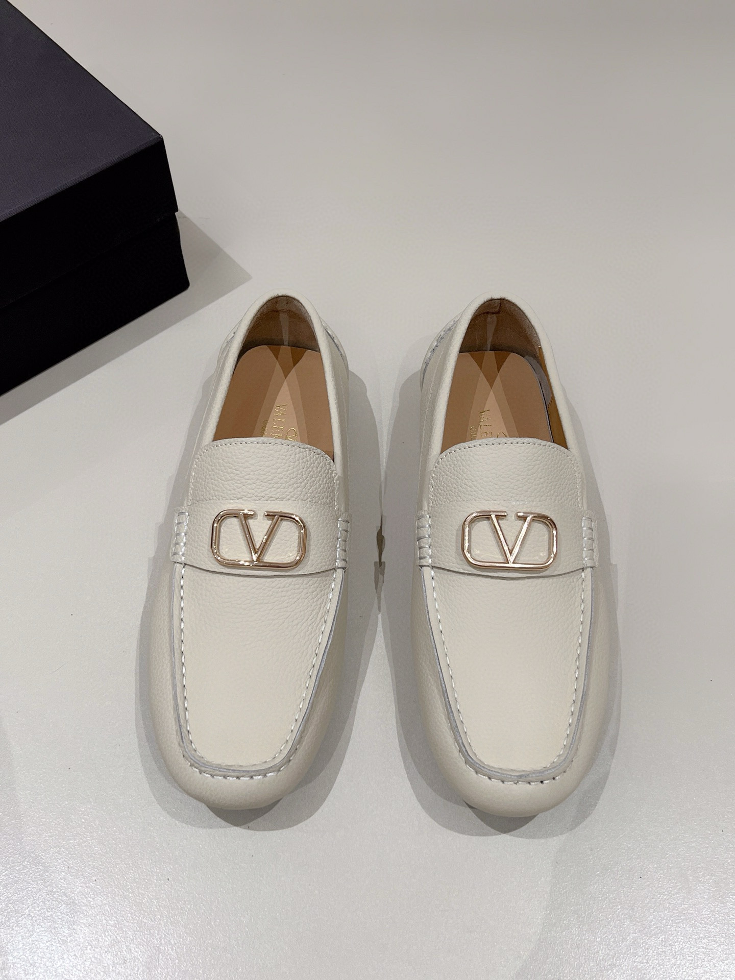 NO:773950,【V*】Warren original order -Alessandro series of casual shoes, the palace level symbolizes the original imported calfskin upper -Water-dyed cowhide lining with movable cowhide latex feet -Original special outsole -Number: 38-44 (45, 46 customized, non-returnable and non-exchangeable) -P,,valentino,cowhide19860909【V*】华伦 原单 -Alessandro系列便鞋 殿堂级别象征原厂进口小牛皮鞋面 -水染牛皮内里可活动牛皮乳胶垫脚 -原版特供大底 -码数:38-44（45,46订制不退不换） -P,,valentino,cowhide,Men's shoes