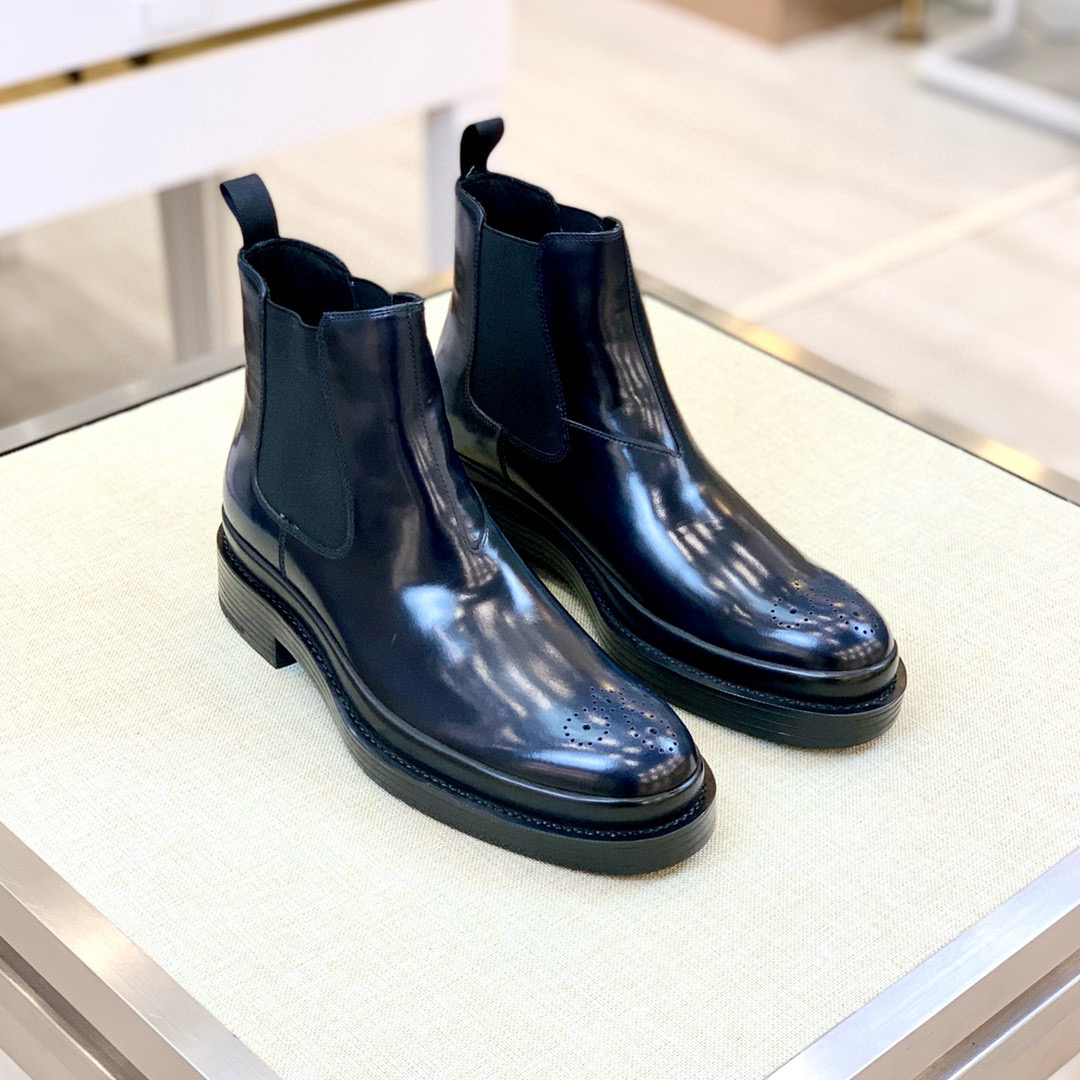 NO:679605,[P*] Original order quality fashionable boots - Official website purchasing agent level, tough goods - Upper material - Original imported polished open-edge beaded cowhide, hand-carved toe brogue design - Water-dyed cowhide lining, original TPU private mold outsole -Size 39-44 (38,45 custom made, non-refundable and non-exchangeable) - This model is too large. It is recommended to take a smaller size, boots,cowhide19860909【P*】原单品质 时尚潮靴 -官网同步代购级别,狠货 -鞋面材质-原版进口擦色开边珠牛皮,鞋头布洛克手工雕花设计 -水染牛皮内里,原版TPU私模大底 -Size 39-44（38,45订制不退不换） - 此款偏大 建议拍小一码,,boots,cowhide,Men's shoes