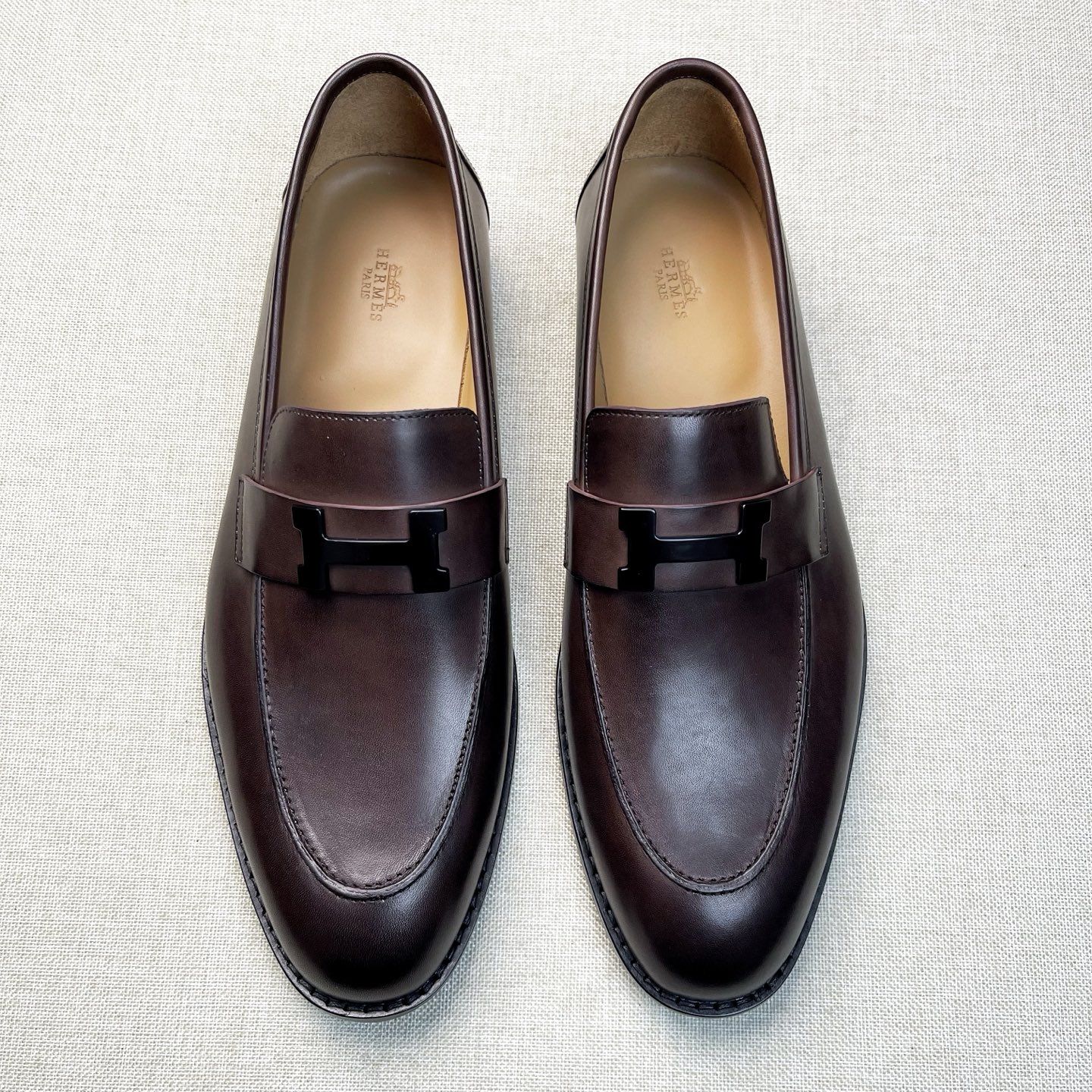 NO:679859,[H*] Original order New product - High-end quality - Original imported polished cowhide - Top-grade cowhide is used for the inner feet - Original genuine leather outsole - High-quality leather surface and original fasteners, full of charm -Size 39-44 (38, 45, 46 customized, non-returnable and non-exchangeable) -,,cowhide,Leather soles19860909【H*】原单 新品 -高端品质 -原版进口擦色牛皮 -内里垫脚均用顶级牛皮 -原版真皮大底 -优质的皮面与原单的扣件搭配,魅力十足 -Size 39-44（38,45,46 定制不退不换） -,,cowhide,Leather soles,Men's shoes