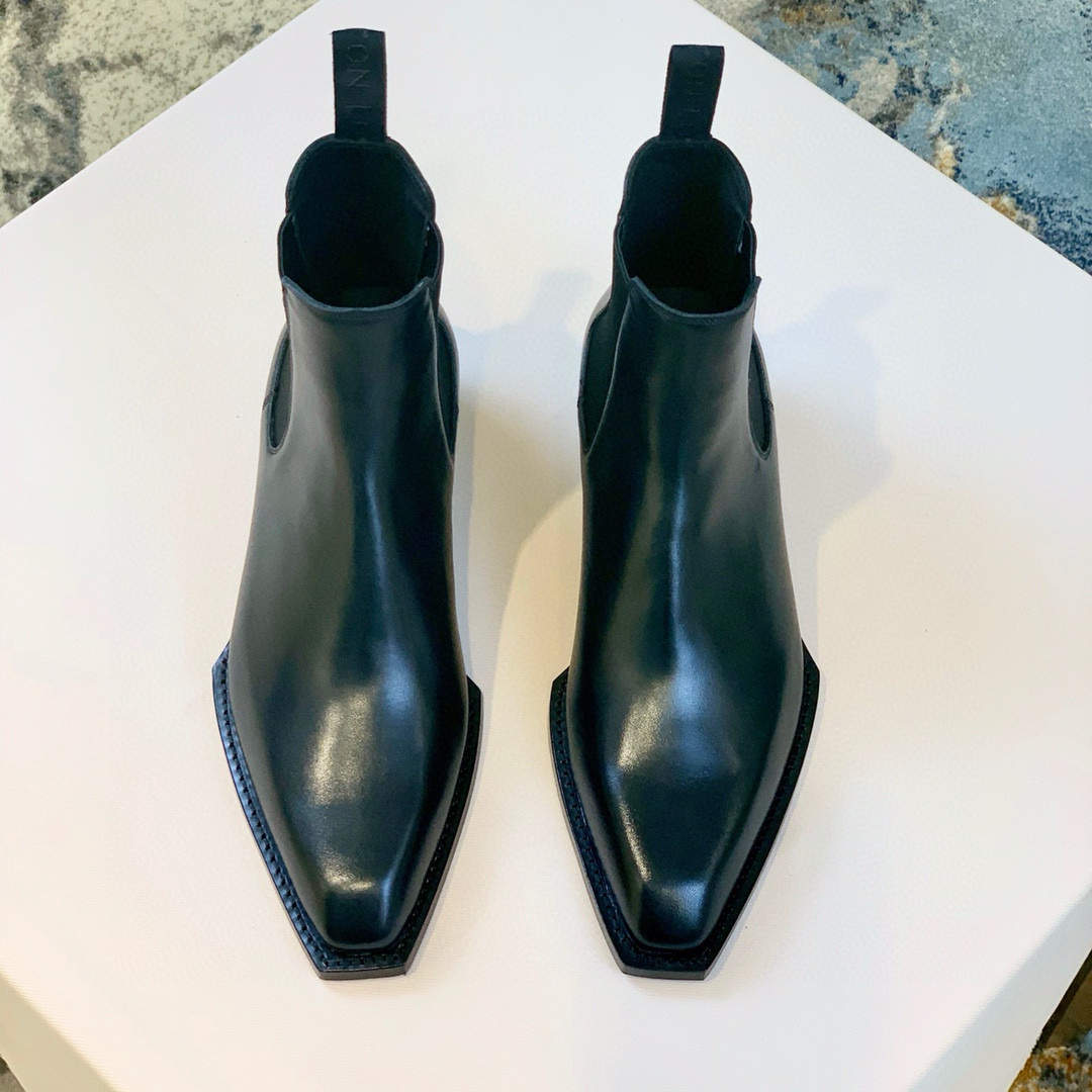 NO:679888,[L*] Original quality fashionable boots - Official website simultaneous purchase level - Upper material - Original imported open-edge beaded cowhide - Inner foot pads are all made of imported water-dyed cowhide - Original open-mold double-layer custom leather outsole with custom leather round strips - Classic work. The heel is matched with a logo design to give you a royal aristocratic temperament. Size 39-44 (38, 45, 46 customization is non-refundable and non-exchangeable) -,,boots,cowhide,Leather soles19860909【L*】原单品质时尚潮靴 -官网同步代购级别  -鞋面材质-原版进口开边珠牛皮 -内里垫脚 均用进口水染牛皮 -原版开模双层定制真皮大底定制真皮圆条边 -经典之作 后跟则面搭配logo设计,给您皇室贵族般的气质 Size 39-44（38,45,46定制不退不换） -,,boots,cowhide,Leather soles,Men's shoes