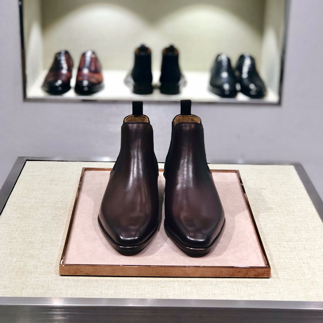 NO:679892,[L*] Original order - high-end boutique fashionable men's boots - material - original imported calf leather for the surface - imported water-dyed cowhide for the inner feet, - original genuine leather outsole - fashion trend elements, elastic design on the sides, easy to wear and take off, high-end atmosphere, smooth shoe lines, full of temperament, two colors available. -Size 39-44 (38, 45, 46 customized, non-returnable, non-exchangeable) -,,boots,cowhide,Leather soles19860909【L*】原单 -高端精品 时尚男靴 -材质-面皮原版进口胎牛皮 -内里垫脚均用进口水染牛皮, -原单真皮大底 -时尚潮流元素,侧面搭配松紧设计,易穿易脱,高端大气,流畅的鞋型线条,气质十足,二色可选. -Size 39-44（38,45,46定制不退不换） -,,boots,cowhide,Leather soles,Men's shoes