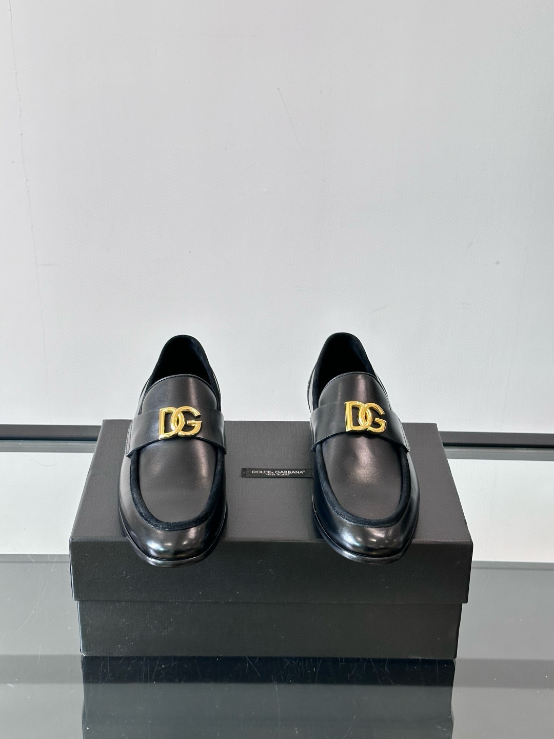 NO:679514,[DG*] Original order - High-quality counter synchronization - Latest - Original imported calfskin - Top-grade cowhide is used for the inner feet, - Original customized genuine leather outsole - High-quality leather surface matched with the original order's fasteners, fashionable and luxurious -Size 39-44 (38, 45, 46 customized, non-refundable and non-exchangeable) -,,cowhide,Leather soles19860909【DG*】原单 -高品质 专柜同步 -最新 -原版进口小牛皮 -内里垫脚均用顶级牛皮, -原版订制真皮大底 -优质的皮面与原单的扣件搭配,时尚,奢华 -Size 39-44（38,45,46定制不退不换） -,,cowhide,Leather soles,Men's shoes