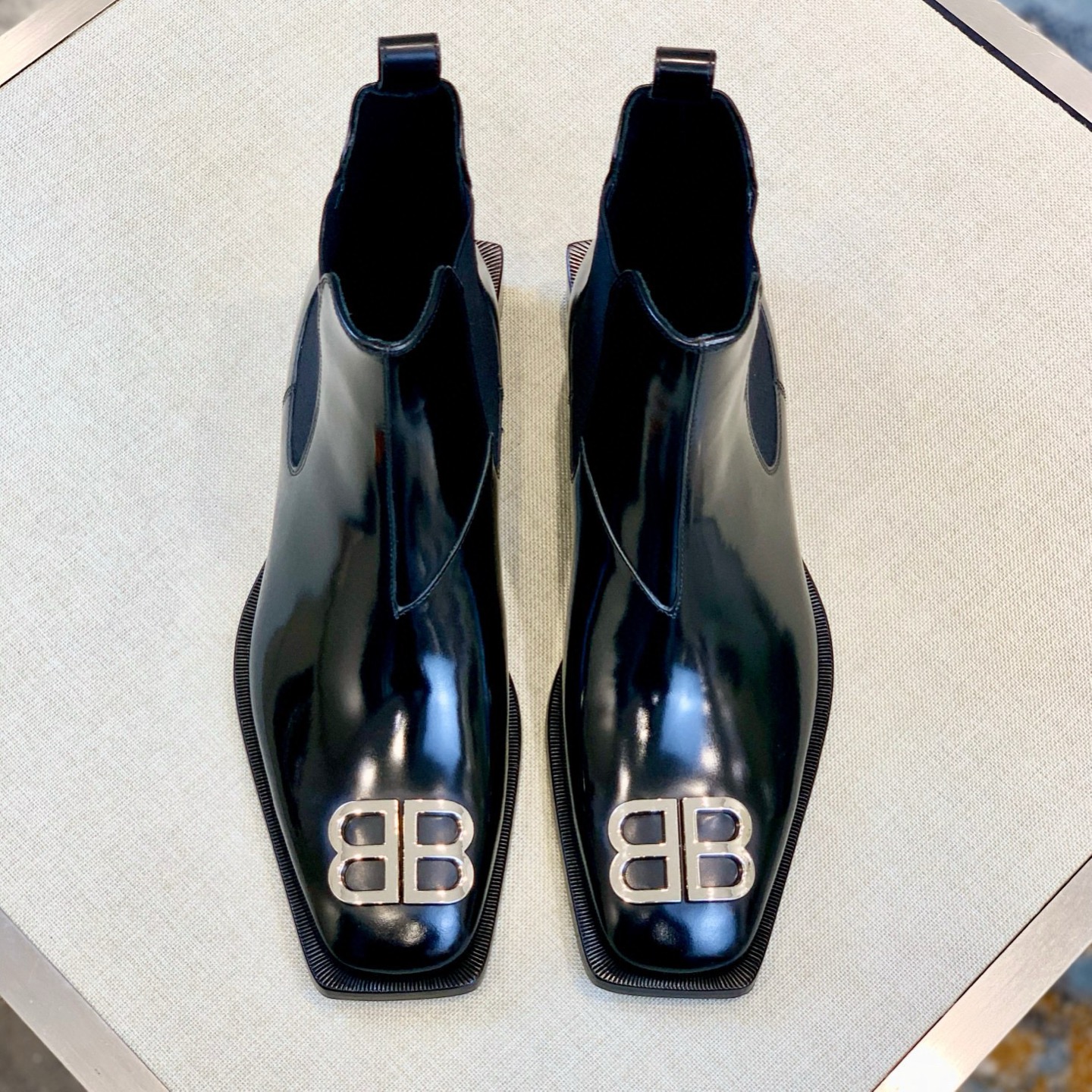 NO:697798,[Ba*] Original order fashionable men's boots - New upgraded version - High-end boutique original order Purchasing level - Upper material, top original imported cowhide, upper double stitch design - Unique British fashion style - The inner foot pads are all made of top cowhide - Original custom-made exclusive leather outsole -Size 39-44 (38,45 customized, non-returnable and non-exchangeable),,boots,cowhide,Leather soles19860909【巴*】原单 时尚男靴 -新升级版 -高端精品 原单 代购级别 -鞋面材质,顶级原版进口牛皮,鞋面双车线设计 -独特英伦时尚风 -内里垫脚均用顶级牛皮 -原版订制专属真皮大底 -Size 39-44(38,45订制不退不换）,,boots,cowhide,Leather soles,Men's shoes