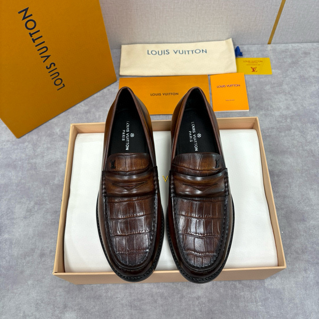 NO:679536,[L*] Original order - High quality, - Loafers - Upper material, imported cowhide, with original fasteners - Inner foot pads are all made of imported cowhide - Original customized leather outsole, -Size 39-44 (38,45.46 customized, non-returnable and non-exchangeable) -,,loafers,cowhide,Leather soles19860909【L*】原单 -高品质, -乐福鞋 -鞋面材质,进口牛皮,搭配原单扣件 -内里垫脚 均用进口牛皮 -原版定制真皮大底, -Size 39-44（38,45.46订制不退不换） -,,loafers,cowhide,Leather soles,Men's shoes
