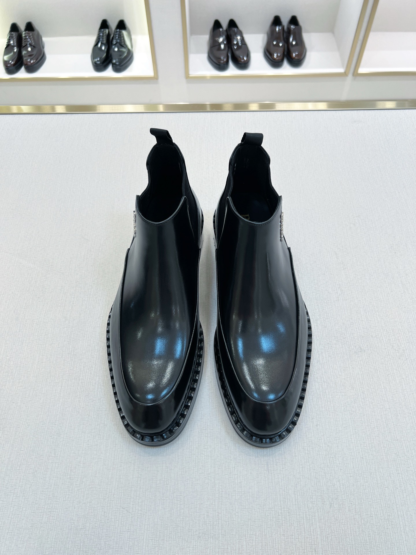 NO:697782,[P*] Original order - Upgraded version purchasing agent level - Men's formal wear, fashionable men's boots - Upper material, imported cowhide with classic original fasteners - Inner foot pads are all made of imported cowhide - Original customized leather outsole -Size 39-44 (38, 45., 46 customized, non-refundable and non-exchangeable) -,,boots,cowhide,Leather soles19860909【P*】原单 -升级版 代购级别 -男士正装,时尚男靴  -鞋面材质,进口牛皮搭配经典原单扣件 -内里垫脚 均用进口牛皮 -原版定制真皮大底 -Size 39-44（38,45.,46订制不退不换） -,,boots,cowhide,Leather soles,Men's shoes