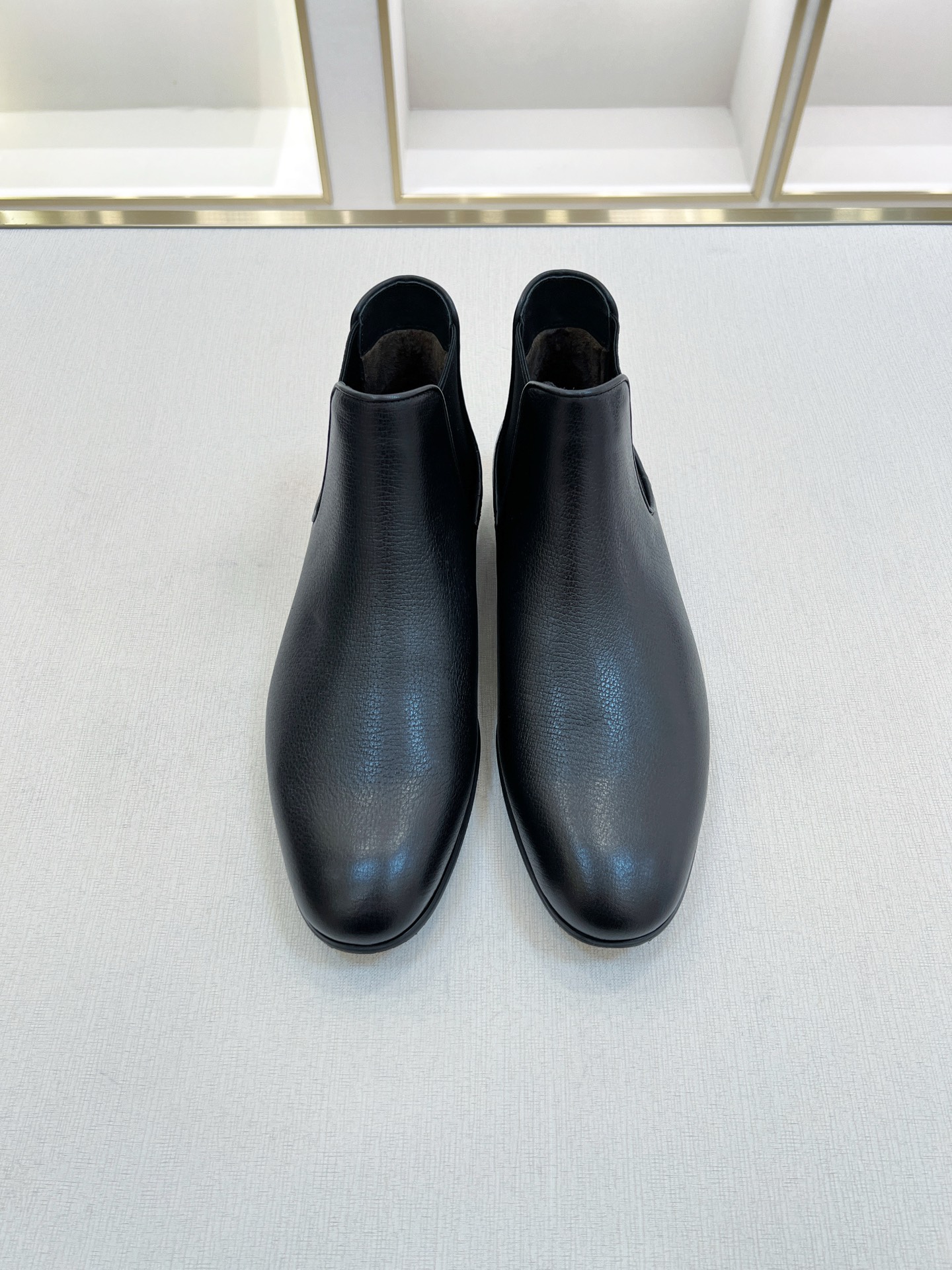 NO:679583,[P*] Original order - Upgraded version purchasing agent level - Men's formal wear, fashionable men's boots - Upper material, imported cowhide with classic original fasteners - Inner foot pads are all made of imported cowhide - Original customized leather outsole -Size 39-44 (38, 45., 46 customized, non-refundable and non-exchangeable) -,,boots,cowhide,Leather soles19860909【P*】原单 -升级版 代购级别 -男士正装,时尚男靴  -鞋面材质,进口牛皮搭配经典原单扣件 -内里垫脚 均用进口牛皮 -原版定制真皮大底 -Size 39-44（38,45.,46订制不退不换） -,,boots,cowhide,Leather soles,Men's shoes