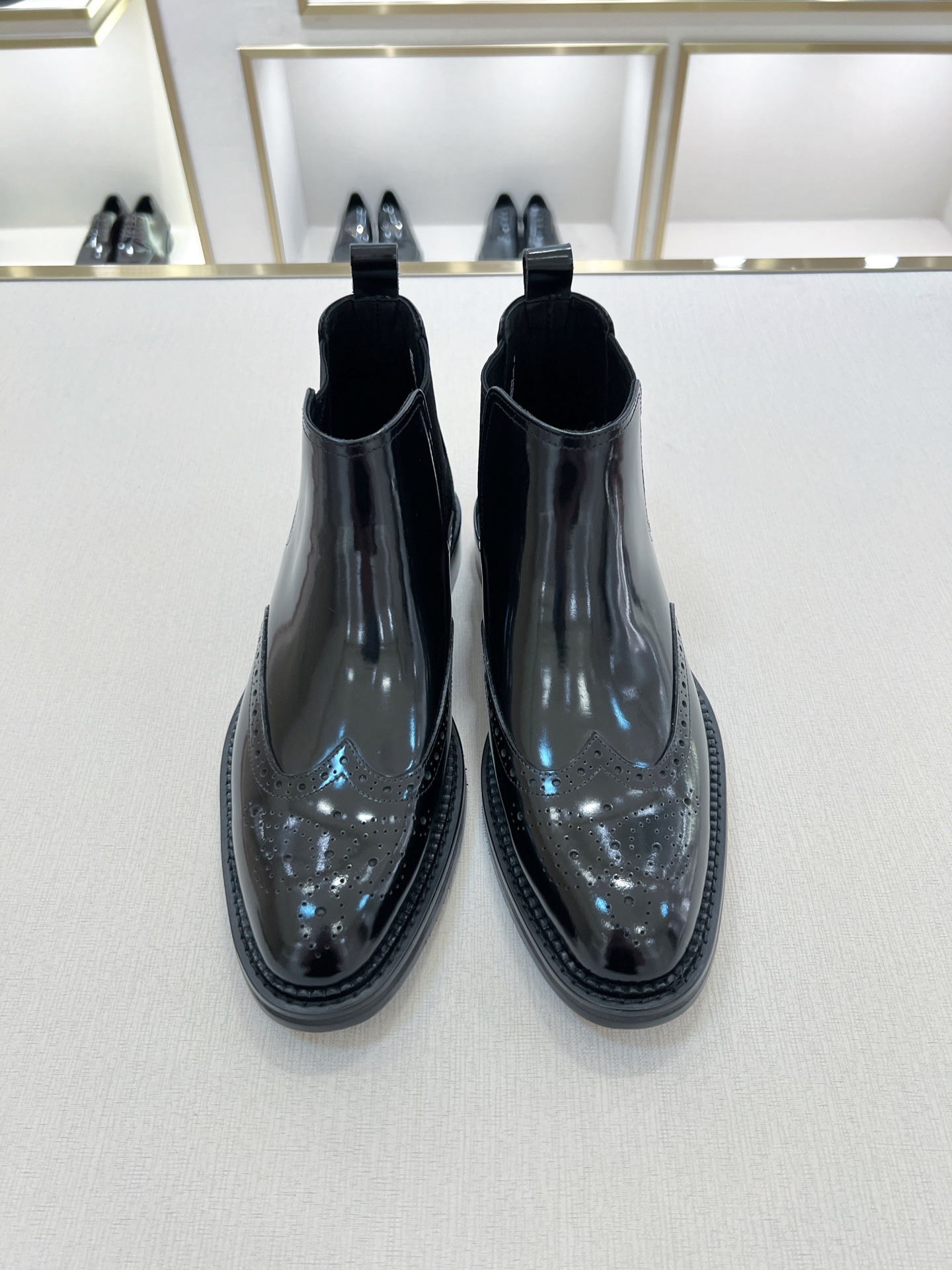 NO:697784,[F*] Original order - Upgraded version purchasing agent level - Men's formal wear, fashionable men's boots - Upper material, imported cowhide with classic original fasteners - Inner foot pads are all made of imported cowhide - Original customized leather outsole -Size 39-44 (38, 45., 46 customized, non-refundable and non-exchangeable) -,,boots,cowhide,Leather soles19860909【F*】原单 -升级版 代购级别 -男士正装,时尚男靴  -鞋面材质,进口牛皮搭配经典原单扣件 -内里垫脚 均用进口牛皮 -原版定制真皮大底 -Size 39-44（38,45.,46订制不退不换） -,,boots,cowhide,Leather soles,Men's shoes