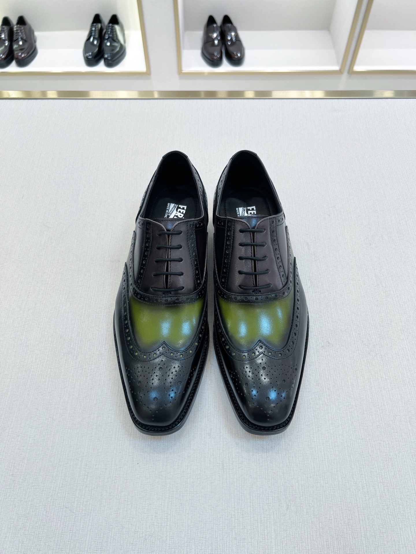 NO:679872,[F^] Original order, high-end quality, men's formal business leather shoes, original imported cowhide, purely hand-rubbed color process, water-dyed cowhide for foot pads on the inside, original customized outsole, Size 39-44 (38, 45, 46 customized, non-refundable),,cowhide19860909【F^】原单 高端品质 男士正装商务皮鞋 原版进口牛皮 纯手工擦色工艺 内里垫脚水染牛皮 原版订制大底 Size 39-44码（38,45,46订制不退换）,,cowhide,Men's shoes