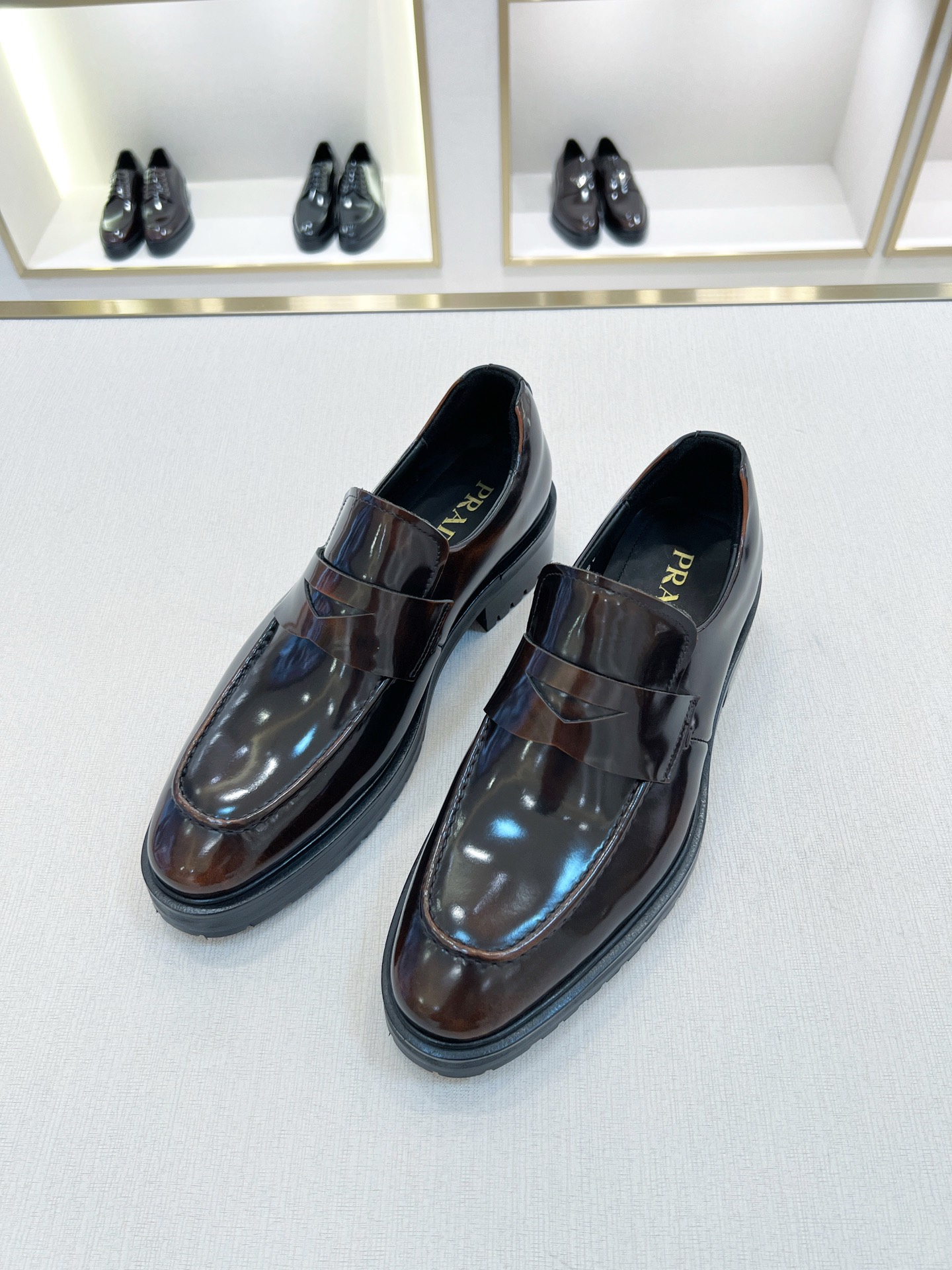 Мужские кожаные лоферы темно-коричневого цвета Prada
