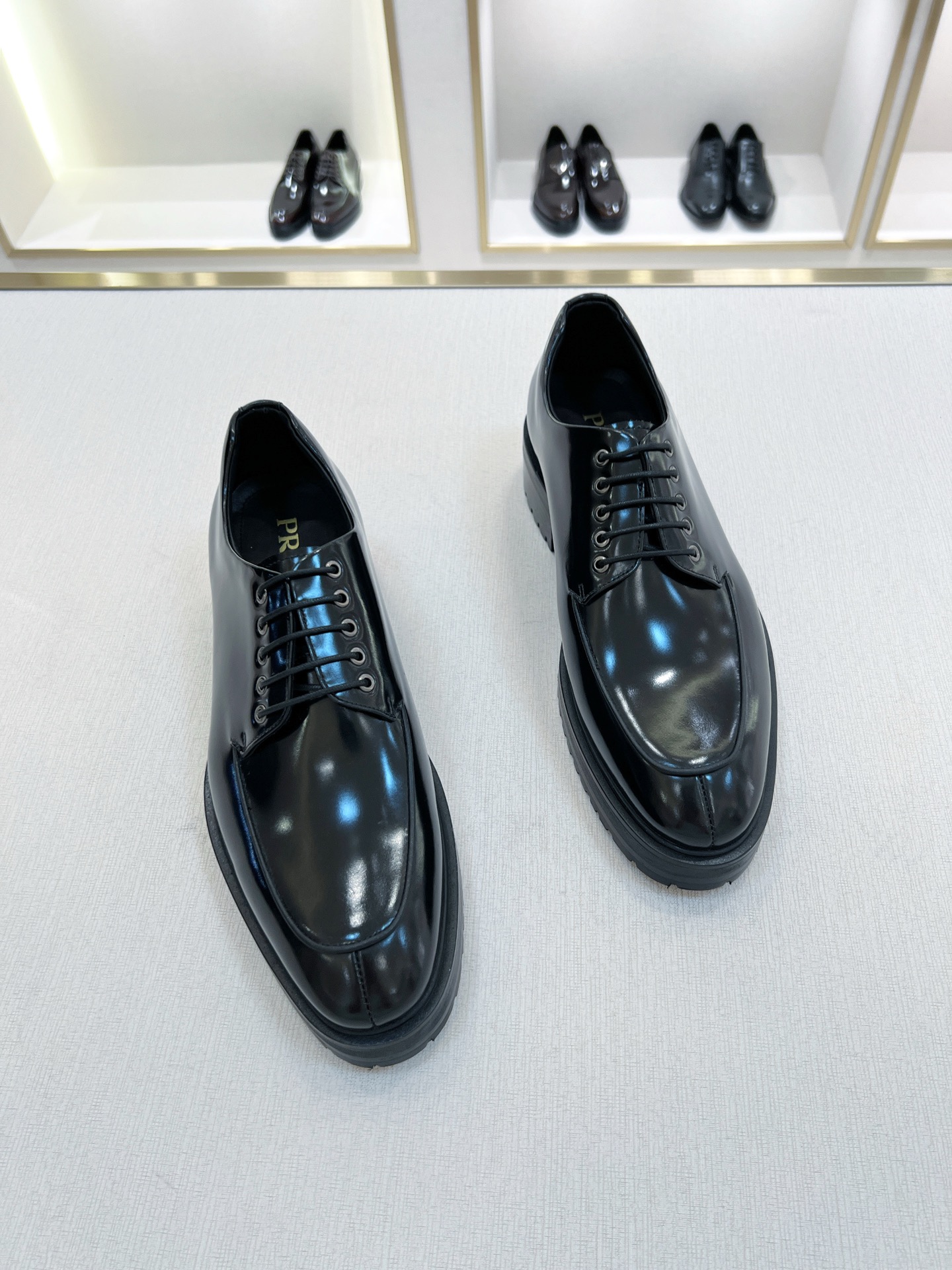 Мужские черные кожаные туфли на шнурках Prada