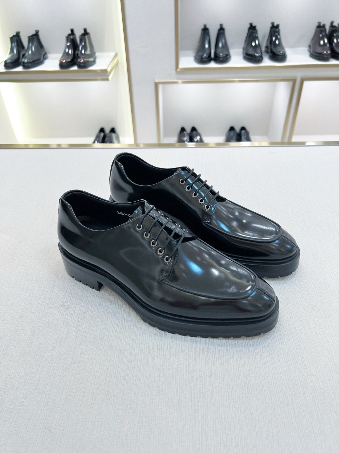 Мужские черные кожаные туфли на шнурках Prada