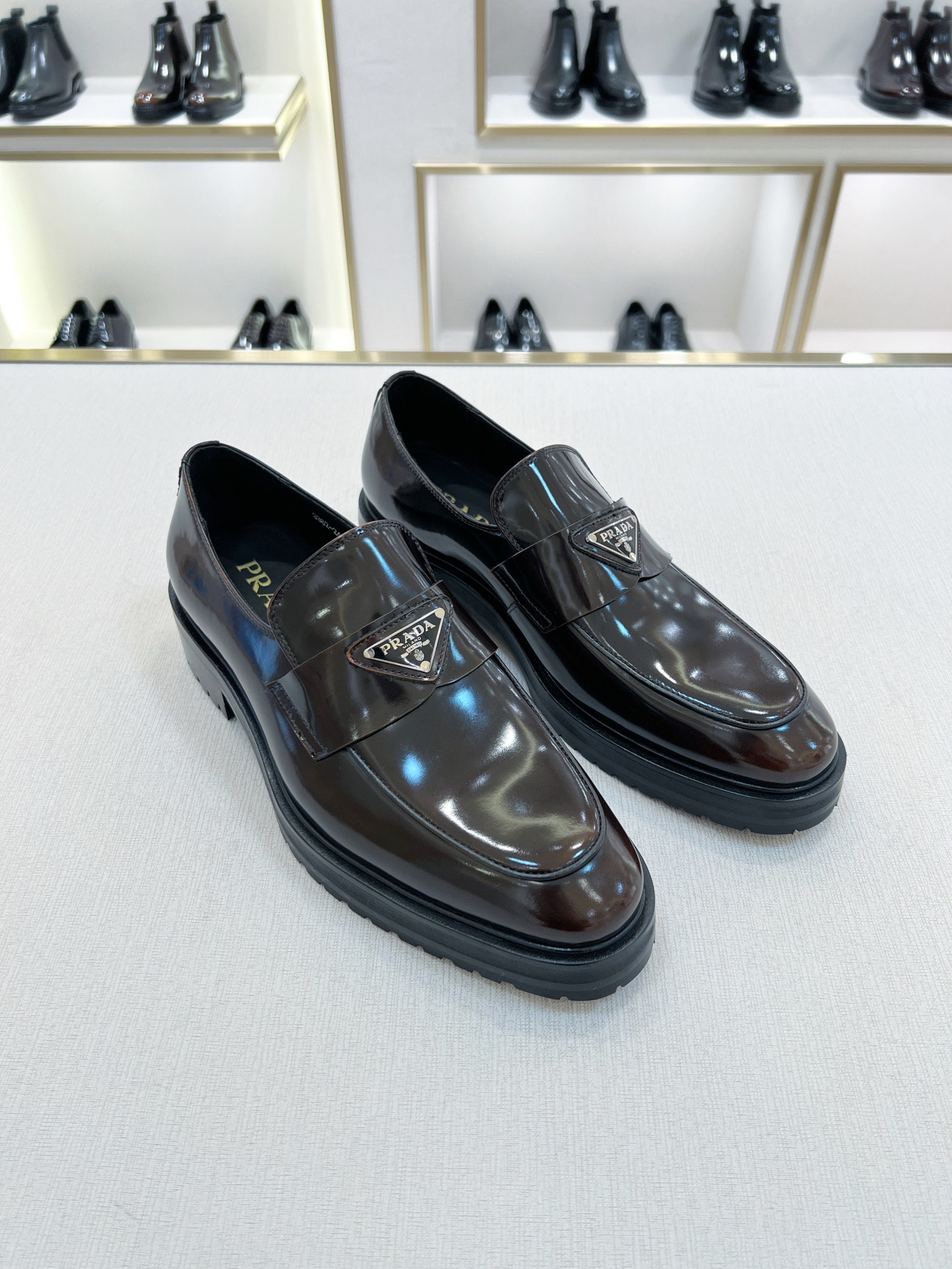 Мокасины мужские кожаные с металлическим треугольным декором Prada