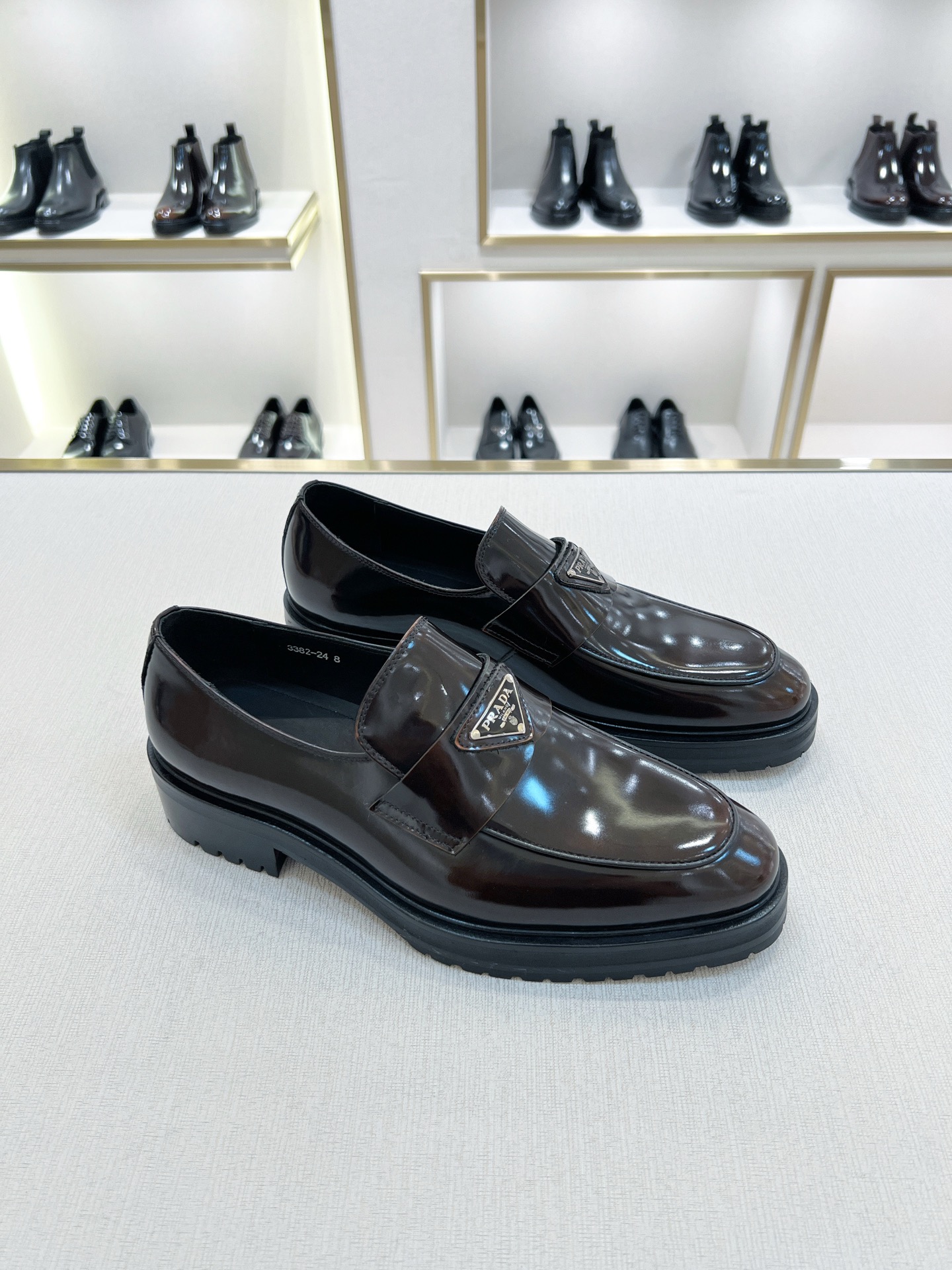Мокасины мужские кожаные с металлическим треугольным декором Prada