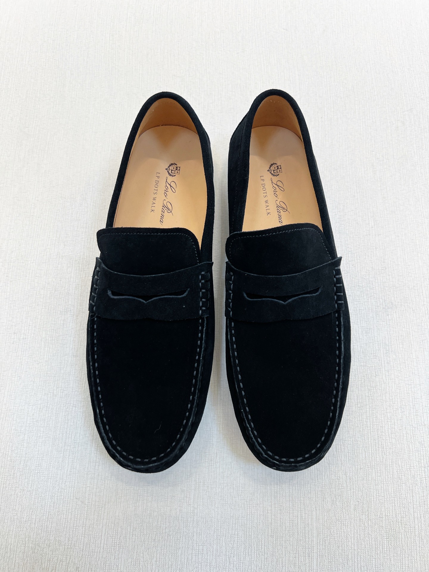 NO:679641,LoroPiana/nuoyoupiana men's new suede leather beanie driving shoes, top quality products produced in Guangzhou, ready for sale!  These bean shoes are carefully made of soft suede cow leather, with Mark stitching body, classic penny upper horizontal strap design, super flexible and light rubber bean outsole, and decorated with exclusive logo. They are light, soft and comfortable to wear, with benzene-dyed calfskin lining, removable silk-printed brand logo leather foot pads, and a stylish look on your feet!  Comes with full set of original packaging dust bag!  Size 39-40-41-42-43-44 standard leather shoe size, loro piana, cowhide19860909LoroPiana/诺悠翩雅 男士新款绒面皮革豆豆鞋驾车鞋 莞产顶级精品,现货发售！ 这款豆豆鞋采用柔软反绒牛皮革精心制成,马克缝线鞋身,经典便士鞋面横饰带设计,搭配超柔韧轻薄橡胶豆豆大底,并饰有专属logo标识,穿着轻便柔软舒适,苯染小牛皮内里,可拆卸丝印品牌徽标真皮脚垫,上脚洋气！配全套原包装防尘袋！ 码数39-40-41-42-43-44 标准皮鞋码,,loro piana,cowhide,Men's shoes