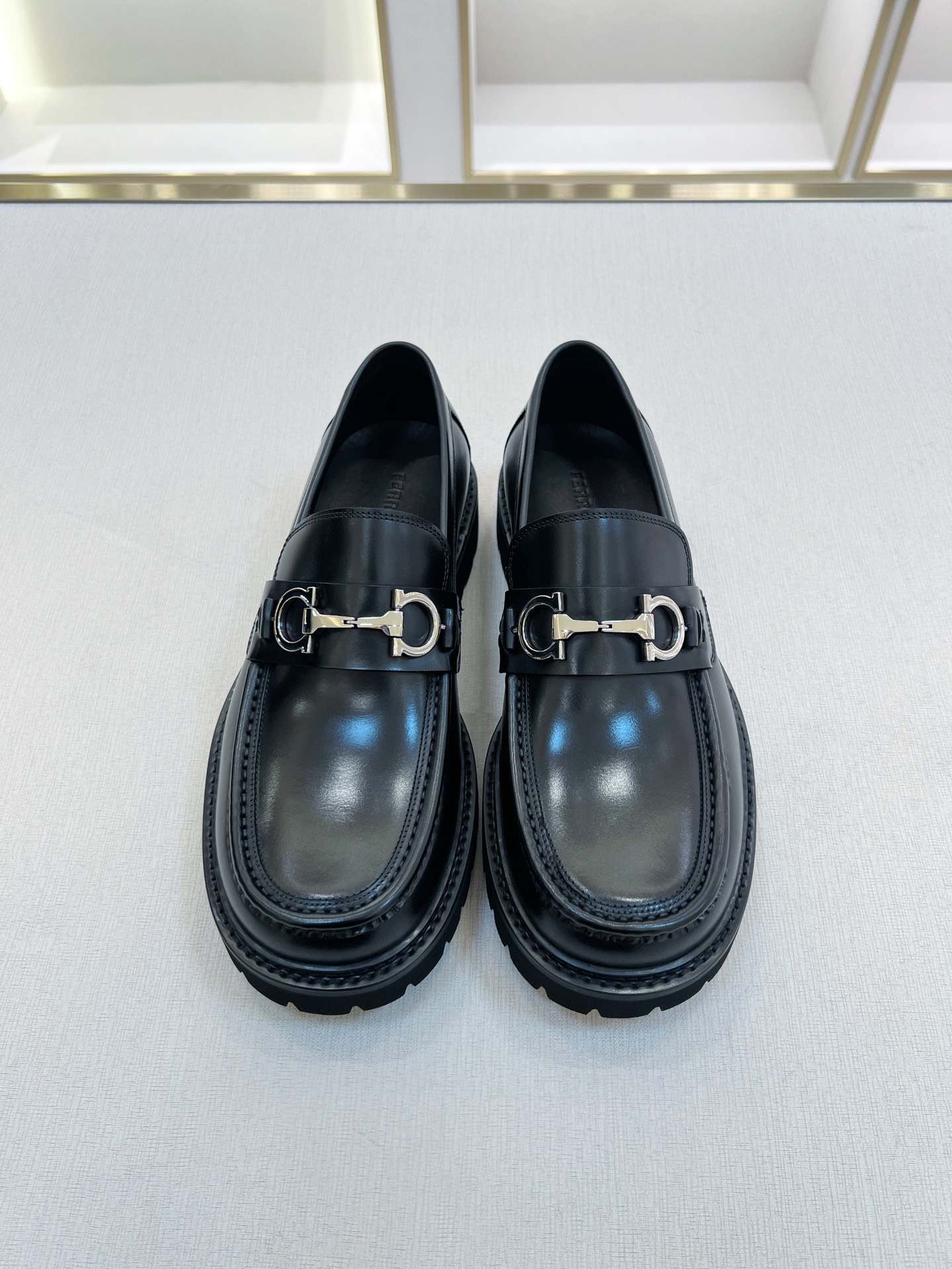 NO:679604,Ferragam/Ferragamo men's Gancini buckle moccasin shoes are made by Dongguan Heavy Industry, the original version is developed at 1:1, and is exclusively available for sale in stock!  This British-style loafer is made of imported smooth calf leather. The leather is fine and shiny. The toe is slightly rounded. The upper is decorated with open stitching. It has a fine double-thread pattern. The front is thickened with nylon thread and hand-marked stitching. The lines are tough and layered.  The back of the shoe is embellished with Gancio double buckles, which fully demonstrates the urban style. It is equipped with genuine leather welts and EVA foam rubber soles with off-road tire anti-slip patterns, cushioning and non-slip, full cowhide lining, embossed logo cowhide feet, and fine details!  Comfortable and breathable on the feet!  Comes with full original packaging!  Instant delivery from stock!  Size 40-41-42-43-44 -45 standard leather shoe size Item No. 508210 Black P,,ferragamo,ferragamo,loafers,cowhide19860909Ferragam/菲拉格慕 男士Gancini扣饰莫卡辛鞋 莞产重工打造,原版1:1开发,独家现货发售！ 这款英式乐福鞋采用进口光滑小牛皮面,皮质细腻光泽透亮,鞋头略显圆润,鞋面饰有明缝针迹,细密双线走法,正面加粗尼龙线手工马克缝线,线条硬朗,富有层次感,鞋背缀饰Gancio双扣,尽致彰显都市风范.搭配真皮沿条和EVA发泡橡胶鞋底,带有越野轮胎防滑纹,缓震防滑,全牛皮内里,压纹徽标牛皮垫脚,细节精工细作！上脚舒适透气！配全套原包装！现货秒发！ 码数40-41-42-43-44 -45标准皮鞋码 货号508210 黑色 P,,ferragamo,ferragamo,loafers,cowhide,Men's shoes