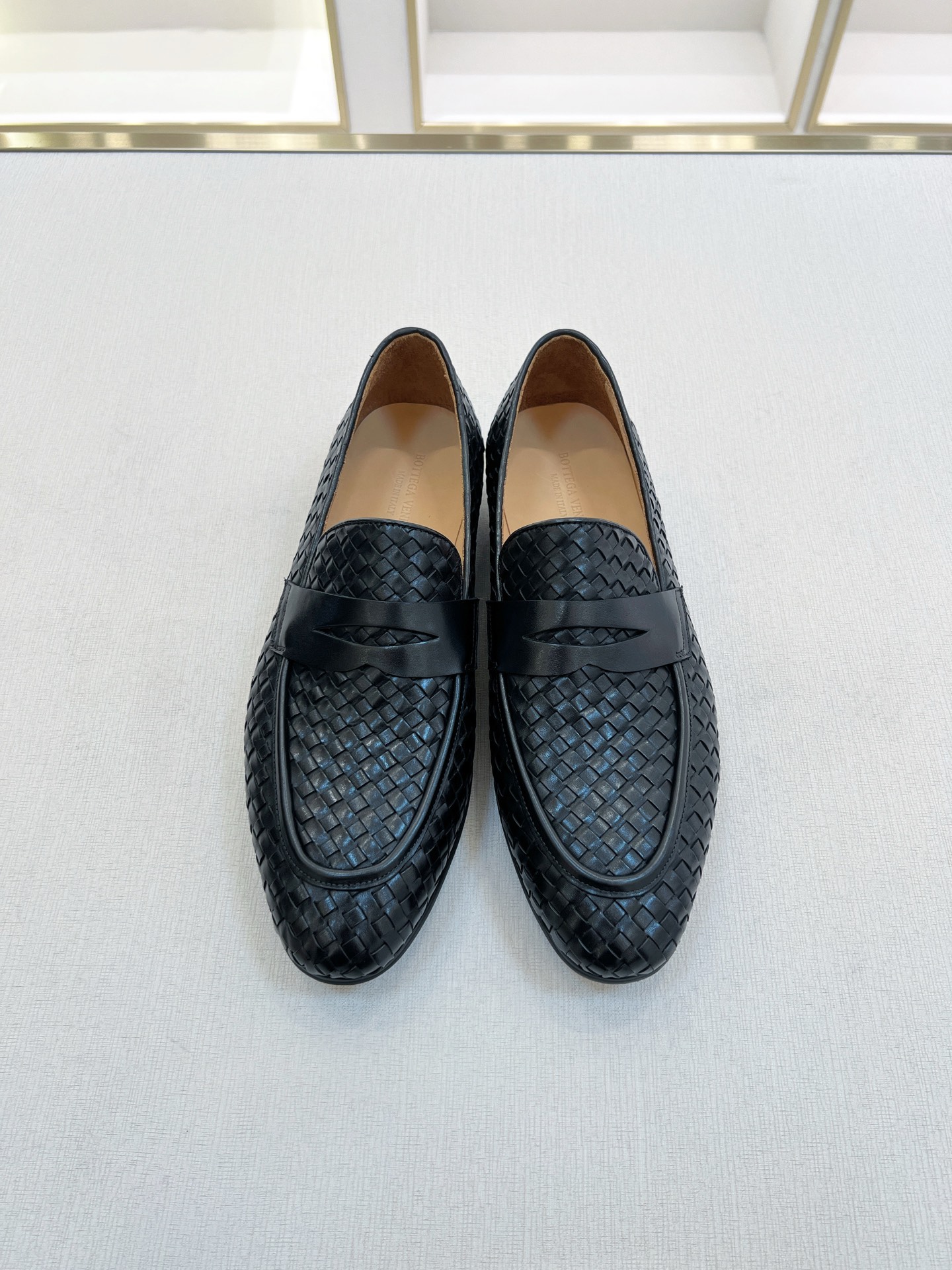 NO:828507,Bottega Veneta men's classic woven loafers are shipped. Exclusive channel quality, available in stock in seconds!  The upper is made of hand-woven cowhide imported from Italy. The thickness is matched, and the leather is fine and glossy. It has imported French piping technology and exquisite stitching. The lining is originally dyed calfskin, which is resistant to creases and is not easy to deform. It is durable. The calfskin foot pads are effective in absorbing sweat and breathable. The bottom layer of imported leather embryos, the forefoot is matched with Vibram rubber soles, and the backfoot rubber patch is anti-slip and wear-resistant, has very good toughness, and effectively relieves foot fatigue. Semi-Goodyear cold-bonding process is a crystallized work of art.  .Simple foot last type, clean, simple and elegant!  Comes with a full set of original packaging. Sizes 38-39-40-41-42-43-44. Standard leather shoe size (one size can be chosen for those with high insteps or fat feet). Item No. - 3A Black P,,bottega veneta,loafers,cowhide19860909Bottega Veneta 男士经典编织乐福鞋出货 独家渠道精品,现货秒发！ 采用意大利进口牛皮手工编织鞋面,粗细搭配,皮质细腻光泽度好,进口机车法国滚边工艺,精致车工缝线.内里本染小牛皮,耐折痕不易变形,经久耐穿,小牛皮垫脚,有效吸汗透气.进口皮胚底层,前掌搭配搭配Vibram橡胶鞋底,后掌橡胶贴片,防滑耐磨,韧性非常好,有效缓解脚疲劳.半固特异冷粘工艺结晶艺术品 .简洁套脚楦型 ,干净利索,简约大方！配全套原包装 尺码38-39-40-41-42-43-44 标准皮鞋尺码（脚背高或脚肥者可选一码） 货号-3A 黑色 P,,bottega veneta,loafers,cowhide,Men's shoes