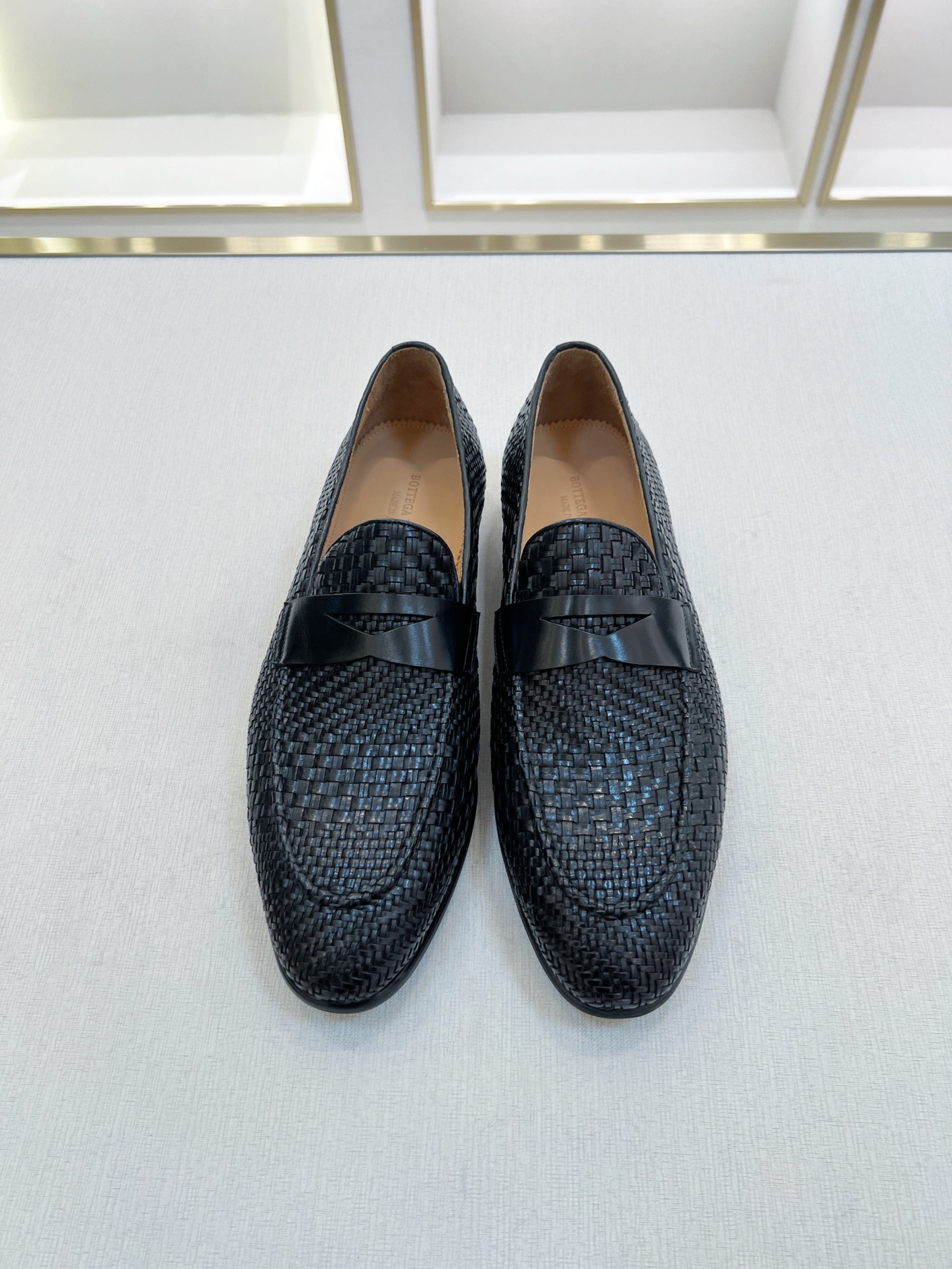 NO:679786,Bottega Veneta men's classic woven loafers are shipped. Exclusive channel quality, available in stock in seconds!  The upper is made of hand-woven cowhide imported from Italy. The thickness is matched, and the leather is fine and glossy. It has imported French piping technology and exquisite stitching. The lining is originally dyed calfskin, which is resistant to creases and is not easy to deform. It is durable. The calfskin foot pads are effective in absorbing sweat and breathable. The bottom layer of imported leather embryos, the forefoot is matched with Vibram rubber soles, and the backfoot rubber patch is anti-slip and wear-resistant, has very good toughness, and effectively relieves foot fatigue. Semi-Goodyear cold-bonding process is a crystallized work of art.  .Simple foot last type, clean, simple and elegant!  Comes with a full set of original packaging. Sizes 38-39-40-41-42-43-44. Standard leather shoe size (one size can be chosen for those with high insteps or fat feet). Item No. - 3A Black P,,bottega veneta,loafers,cowhide19860909Bottega Veneta 男士经典编织乐福鞋出货 独家渠道精品,现货秒发！ 采用意大利进口牛皮手工编织鞋面,粗细搭配,皮质细腻光泽度好,进口机车法国滚边工艺,精致车工缝线.内里本染小牛皮,耐折痕不易变形,经久耐穿,小牛皮垫脚,有效吸汗透气.进口皮胚底层,前掌搭配搭配Vibram橡胶鞋底,后掌橡胶贴片,防滑耐磨,韧性非常好,有效缓解脚疲劳.半固特异冷粘工艺结晶艺术品 .简洁套脚楦型 ,干净利索,简约大方！配全套原包装 尺码38-39-40-41-42-43-44 标准皮鞋尺码（脚背高或脚肥者可选一码） 货号-3A 黑色 P,,bottega veneta,loafers,cowhide,Men's shoes
