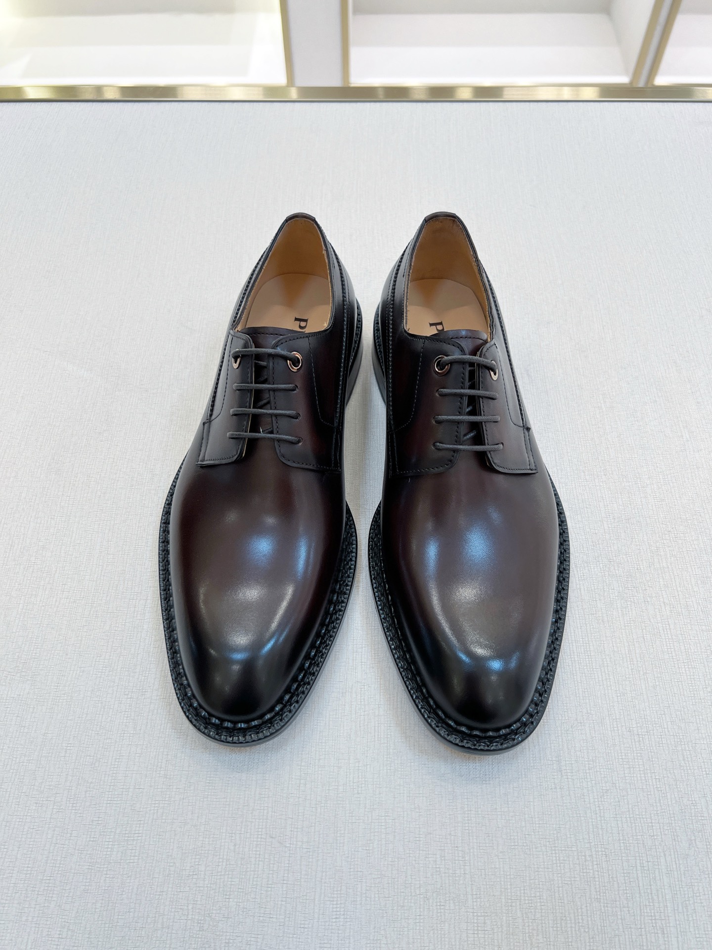 NO:679821,PRADA/Prada men's new business formal derby shoes P family business men's shoes are shipped and officially on sale. Top-quality products made in Guangzhou, original 1:1 development, top-grade imported calfskin embryo, fetal calfskin upper, hand-painted process, classic brogue carved upper, finely crafted details, native calfskin breathable lining, leather outsole with rubber covering at the rear, leather outsole with rubber covering on the heel and riveted fixation  Waterproof welt skirt decoration design, leather texture can be seen at a glance, novel style, another top quality, classic and attractive, super aura business lace-up formal leather shoes, easy to handle various occasions, the quality of our formal shoes is not too much, everyone knows, come with original box packaging dust bag!  Color black and brown available. Size 39-44 standard size, prada, prada, skirts, cowhide, Leather soles19860909PRADA/普拉达 男士新款商务正装德比鞋 P家商务男鞋出货,正式发售 莞产顶级精品,原版1:1开发,顶级进口小牛皮皮胚,胎牛皮鞋面,手工上色工艺,经典布洛克雕花鞋面,细节精工制作,本蒅小牛皮透气内里,真皮大底后置橡胶贴皮,真皮大底后跟橡胶贴皮加铆固定 防水沿条裙边装饰设计,皮质质感一览无余,款式新颖,又一款顶级品质又经典耐看,超显气场的商务系带正装皮鞋,轻松驾驭各种场合,咱家正装鞋品质不多提大家懂的,配原盒包装防尘袋！ 颜色黑色 咖啡色两色可选 码数39-44标准尺码,,prada,prada,skirts,cowhide,Leather soles,Men's shoes
