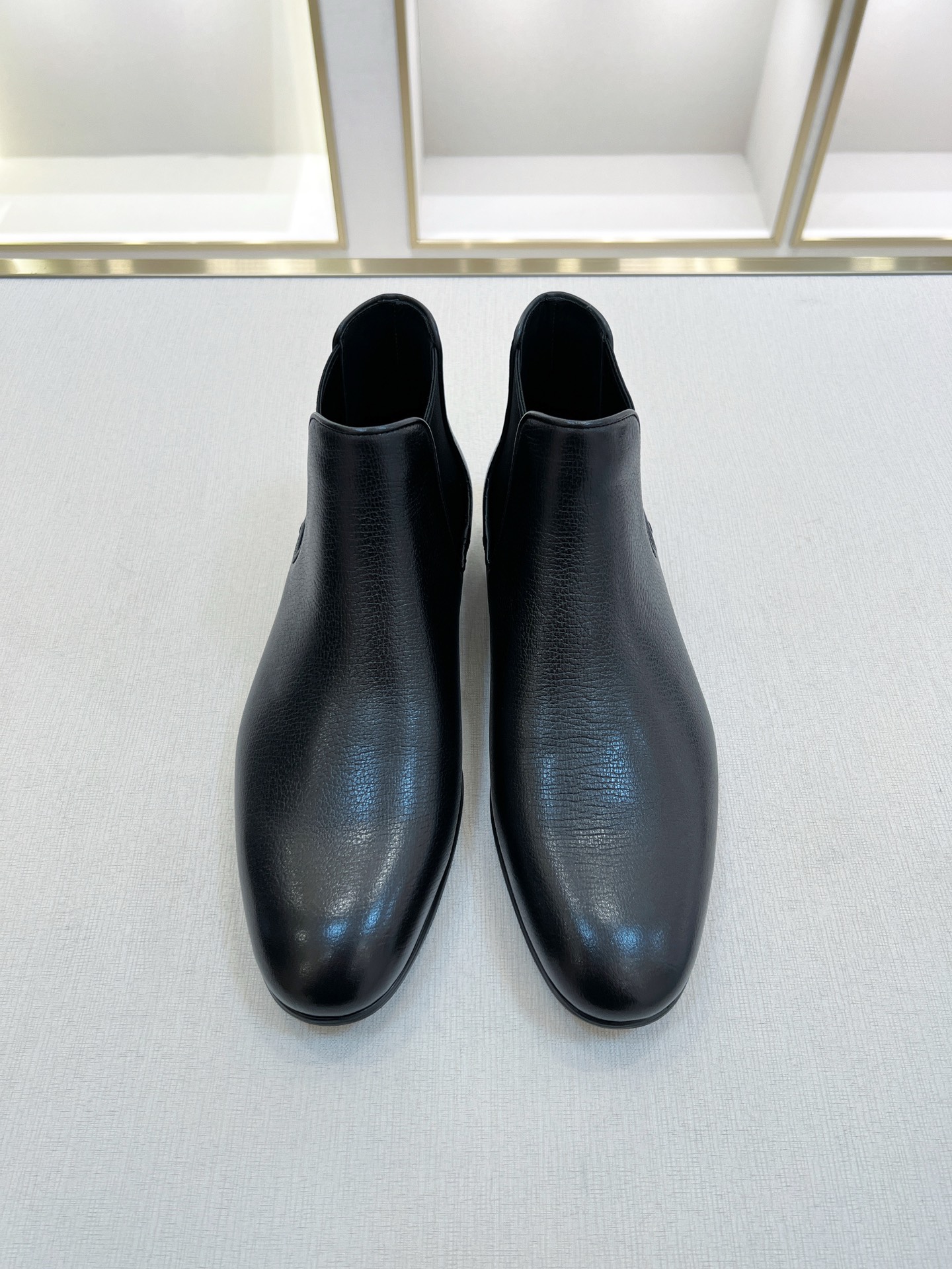 NO:679805,Prada/Prada Saffiano leather Chelsea short boots. These boots have a tapered silhouette and are equipped with iconic elastic fabric on the sides, showing exquisite fashion and full of modern flavor. Selected tree grain calf leather with distinctive texture. The leather texture is soft and delicate. Dyed calf leather inside. Standard P logo cowhide feet. Leather outsole with non-slip VIBROM rubber and heel wrap on the forefoot. Excellent upper foot comfort. Handsome version with British thin sole. Exclusive killer for male gods.  Standard quality product for men's shoe cabinets. Highly recommended. Comes with original box packaging and dust bag. Ready goods shipped in seconds. Size 39-40-41-42-43-44. Leather shoe size. Item No. 00118-1A. Black P, prada, prada, boots, cowhide, Leather soles.19860909Prada/普拉达 Saffiano皮革切尔西短靴 这款靴子采用锥形廓形,侧面配有标志性特色松紧布,尽显精致时尚,现代气息十足 精选树纹小牛皮 鲜明的纹理质感 皮质质感柔软细腻 内里本染小牛皮 标配P家logo牛皮垫脚 真皮大底前掌带防滑VIBROM橡胶和鞋跟包层 上脚舒适度极好 偏英伦薄底帅气版型 男神专属杀器 男人鞋柜标配精品 强烈推荐 配原盒包装防尘袋 现货秒发 尺码39-40-41-42-43-44 皮鞋尺码 货号00118-1A 黑色 P,,prada,prada,boots,cowhide,Leather soles,Men's shoes