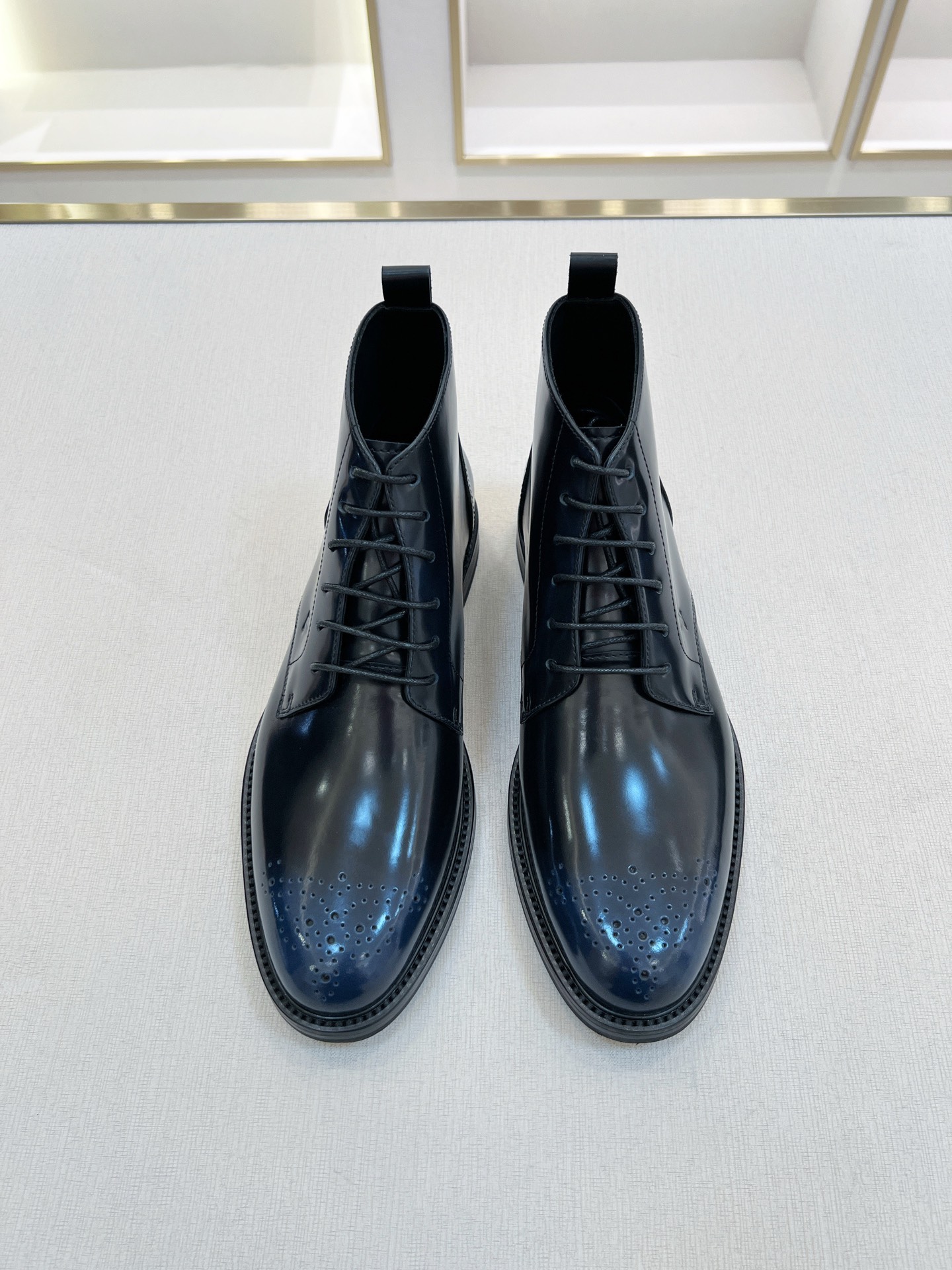 NO:679603,[L*] Original order - High quality, fashionable men's boots - Upper material, imported cowhide, with original fasteners - Inner foot pads are all made of imported cowhide - Original customized leather outsole, -Size 39-44 (38,45. Customized, non-returnable and non-exchangeable) -,,boots,cowhide,Leather soles19860909【L*】原单 -高品质,时尚男靴 -鞋面材质,进口牛皮,搭配原单扣件 -内里垫脚 均用进口牛皮 -原版定制真皮大底, -Size 39-44（38,45.订制不退不换） -,,boots,cowhide,Leather soles,Men's shoes